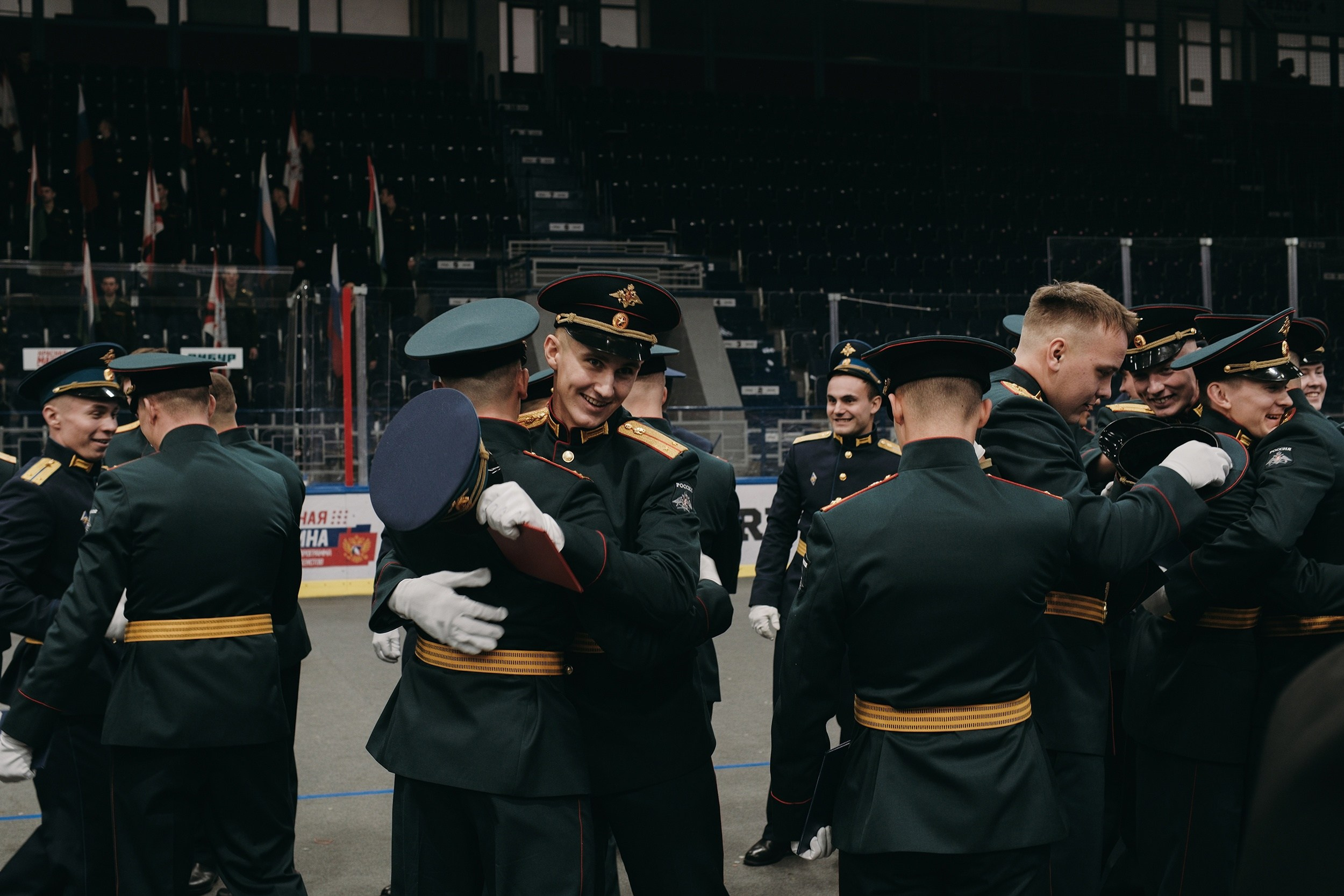 Кадеты обнимаются во время выпускного.