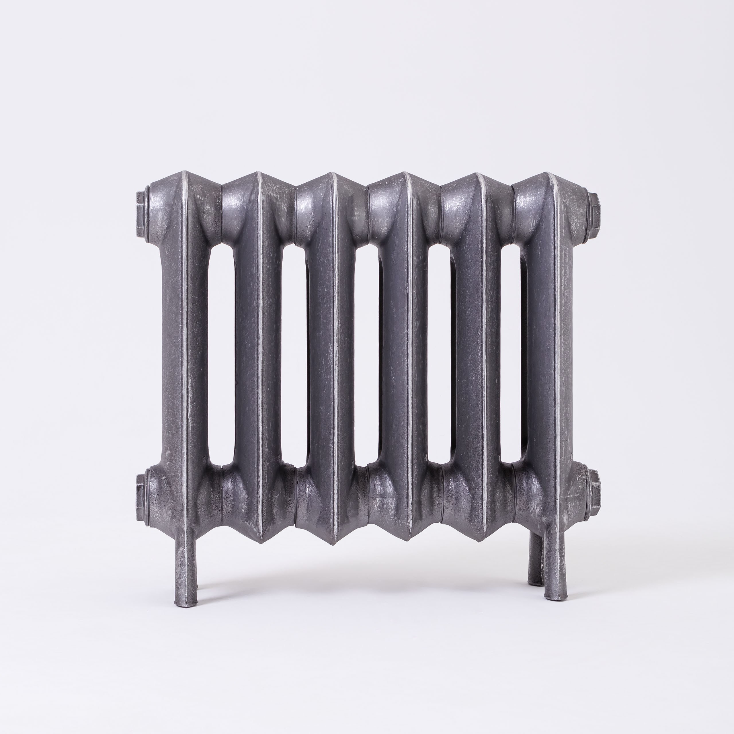 Предметные фотографии дизайнерских радиаторов отопления в стиле ретро