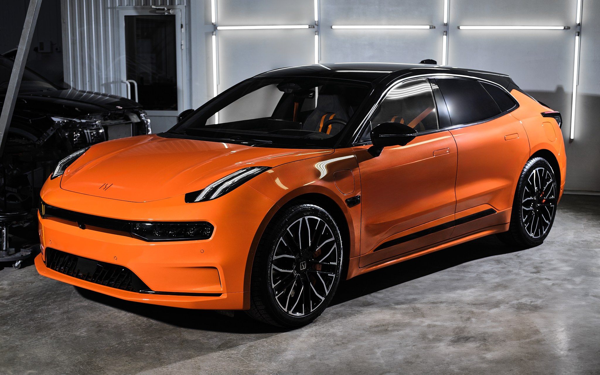 Orange Zeekr 001. Рекламная фото и видео съёмка в Екатеринбурге