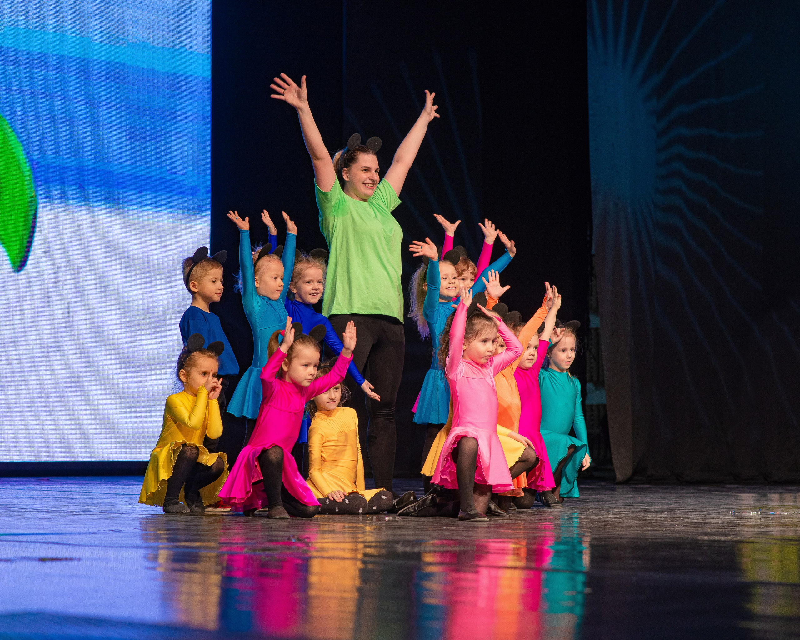 Выступление школы танцев Овация. Семейный фотограф на выписку из роддома и крещение Минск Настя Гришук