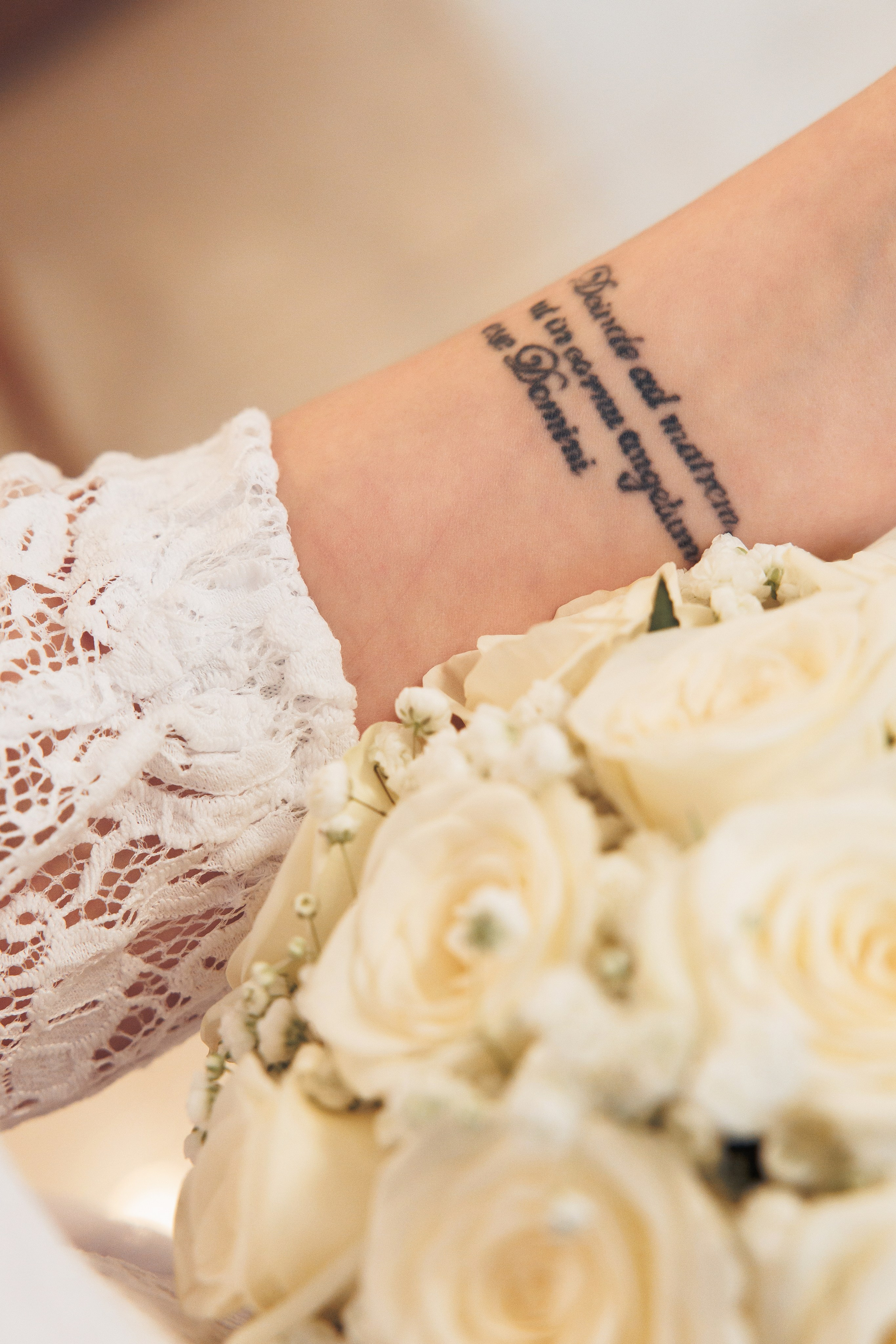 татуировка и букет невесты