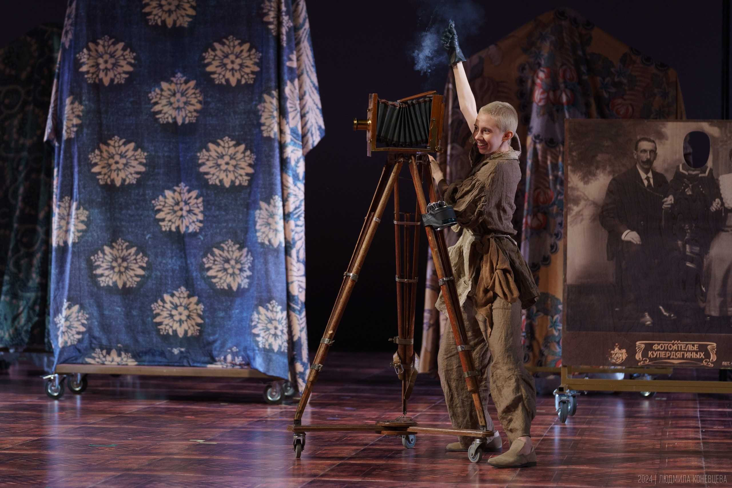 Мастерская Фоменко. «Совер­шенно Неве­ро­ят­ное Со­бы­тие». Постановка Евгений Каменькович. Театральная фотография