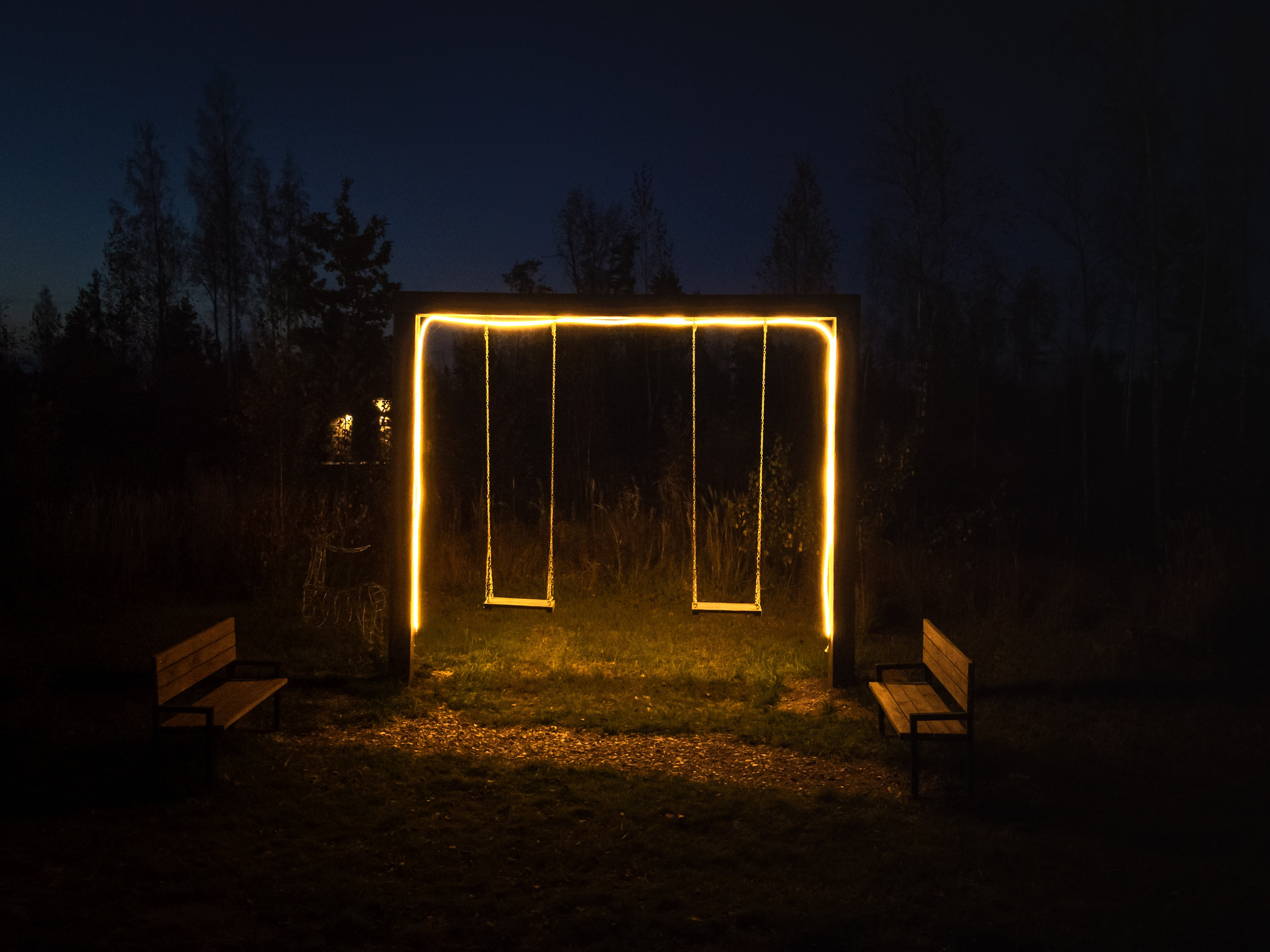 качели с подсветкой, трава, лето, лес, природа, база отдыха, загородный клуб, "ПОБЕГ ИЗ ГОРОДА", ночь