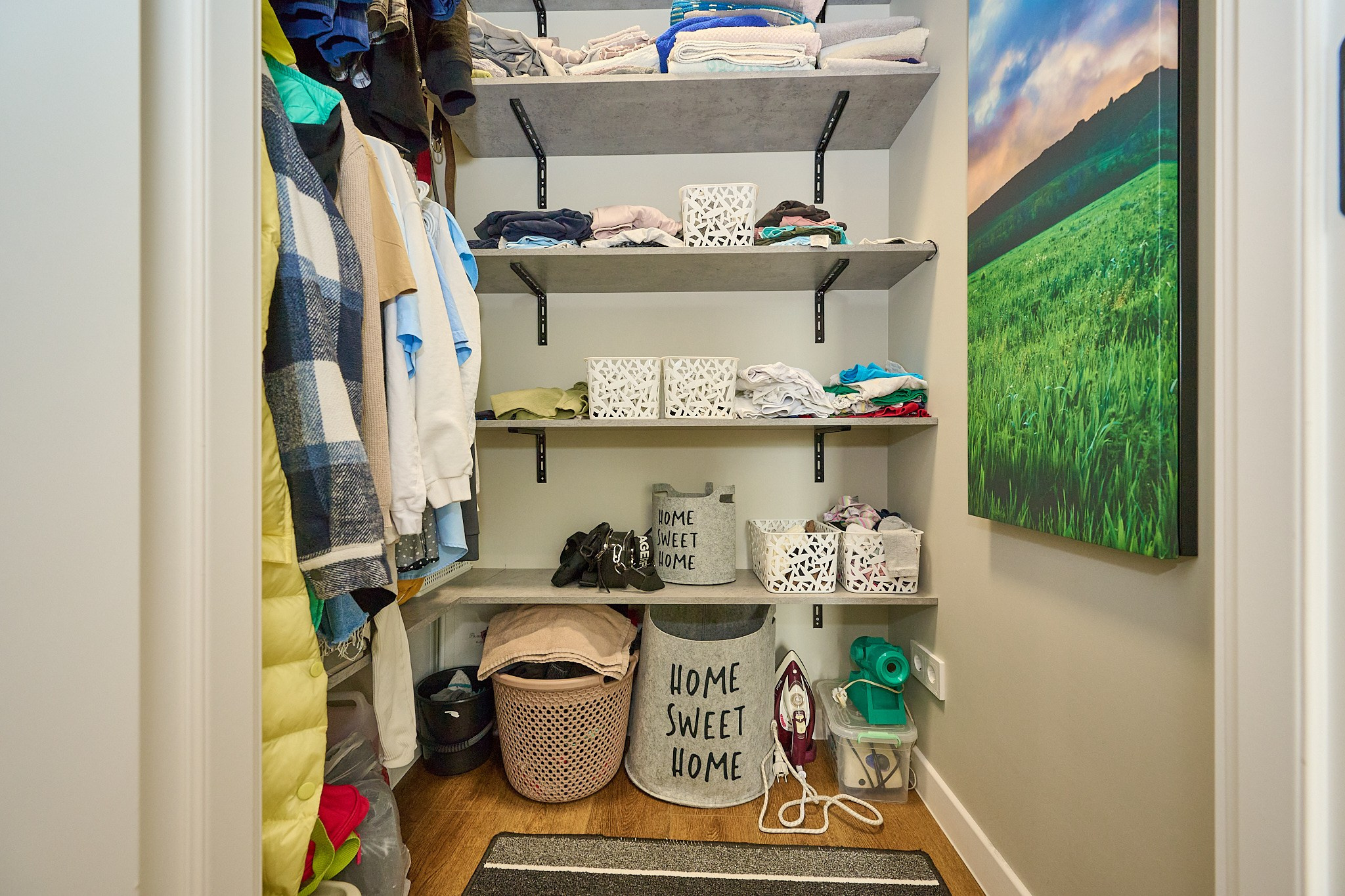 гардероб белые полки светлые стены