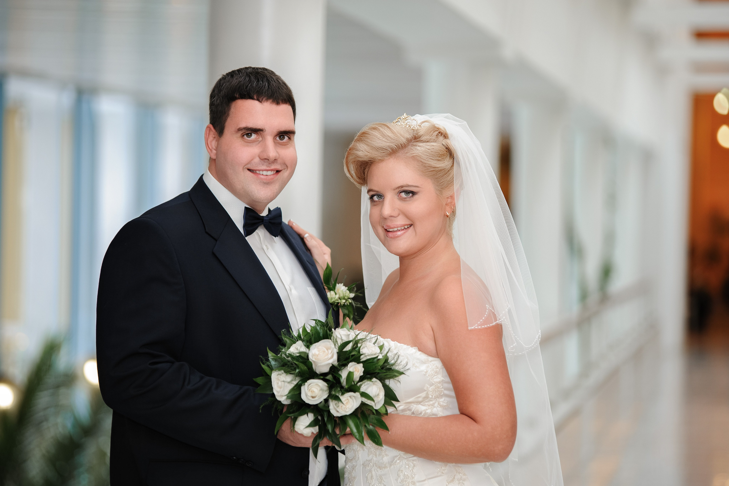 Стоимость фотосъёмки регистрации брака в ЗАГСе от 6000 рублей.