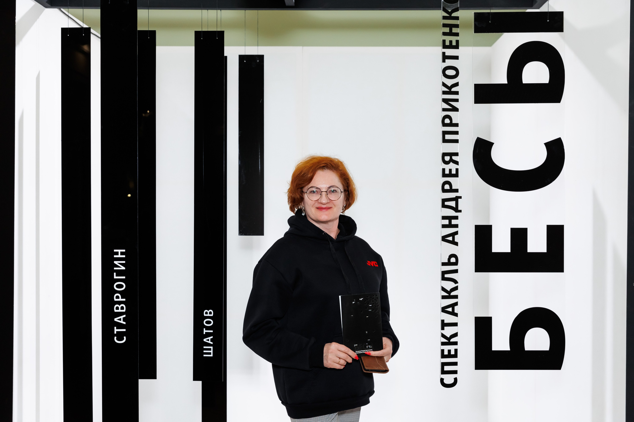 Красный факел — фотозона перед премьерой спектакля. Фотограф Новосибирск — Наталья Гресь