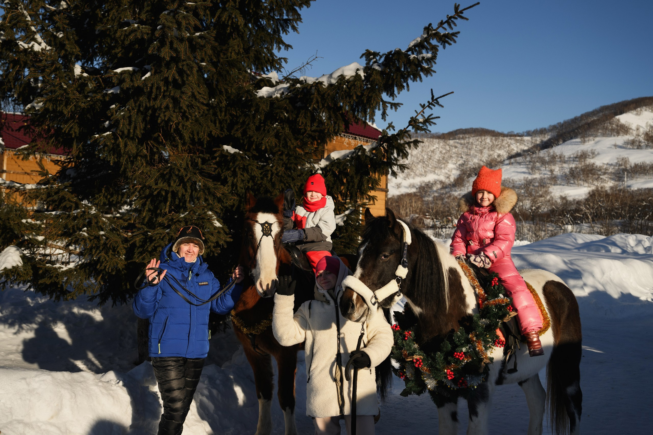 Фотосъемка новогоднего мероприятия на улице в Петропавловске-Камчатском, Запечатление новогоднего праздника на Камчатке, Профессиональная съемка уличных гуляний в Петропавловске-Камчатском, Новогодняя фотосъемка на фоне праздничного города.