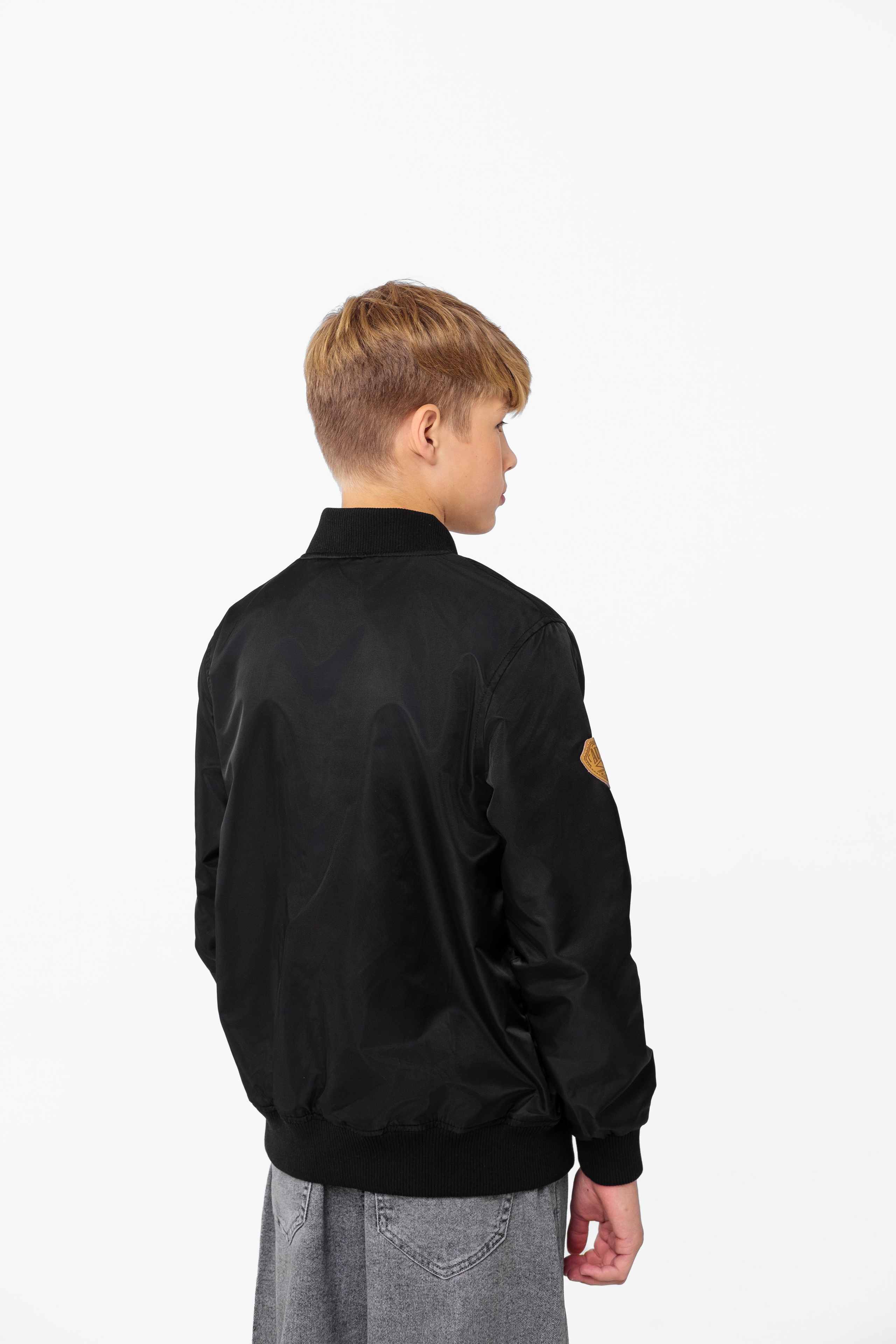 Съемка верхней одежды для каталога и маркетплейсов в Санкт-Петербурге. Фотосессия для маркетплейсов