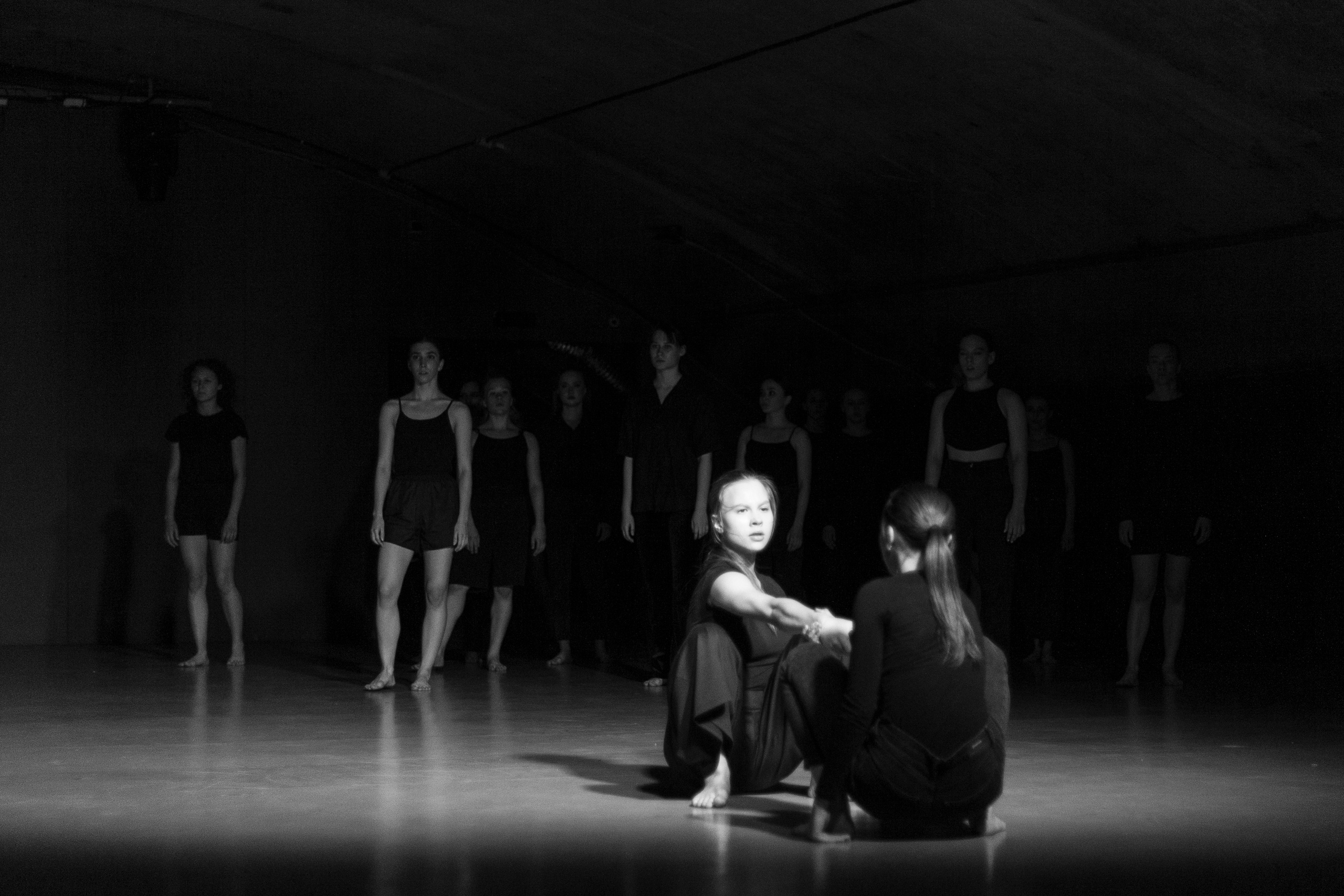 Спектакль Шум, театр современного танца GLYPTIC при участии проекта СИНТЕЗ. Семейный и женский фотограф, стильный репортаж в г. Новосибирск