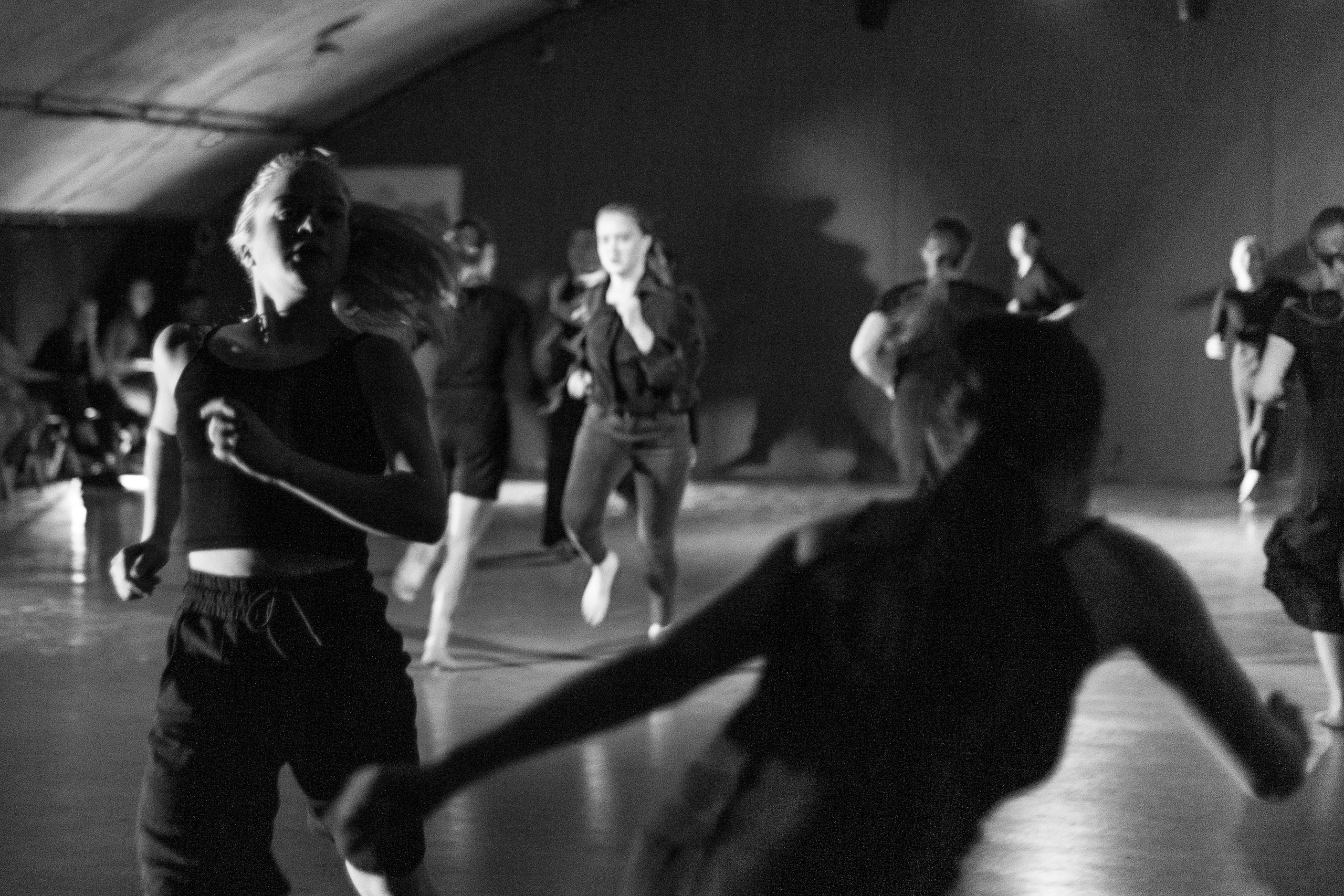 Спектакль Шум, театр современного танца GLYPTIC при участии проекта СИНТЕЗ. Семейный и женский фотограф, стильный репортаж в г. Новосибирск