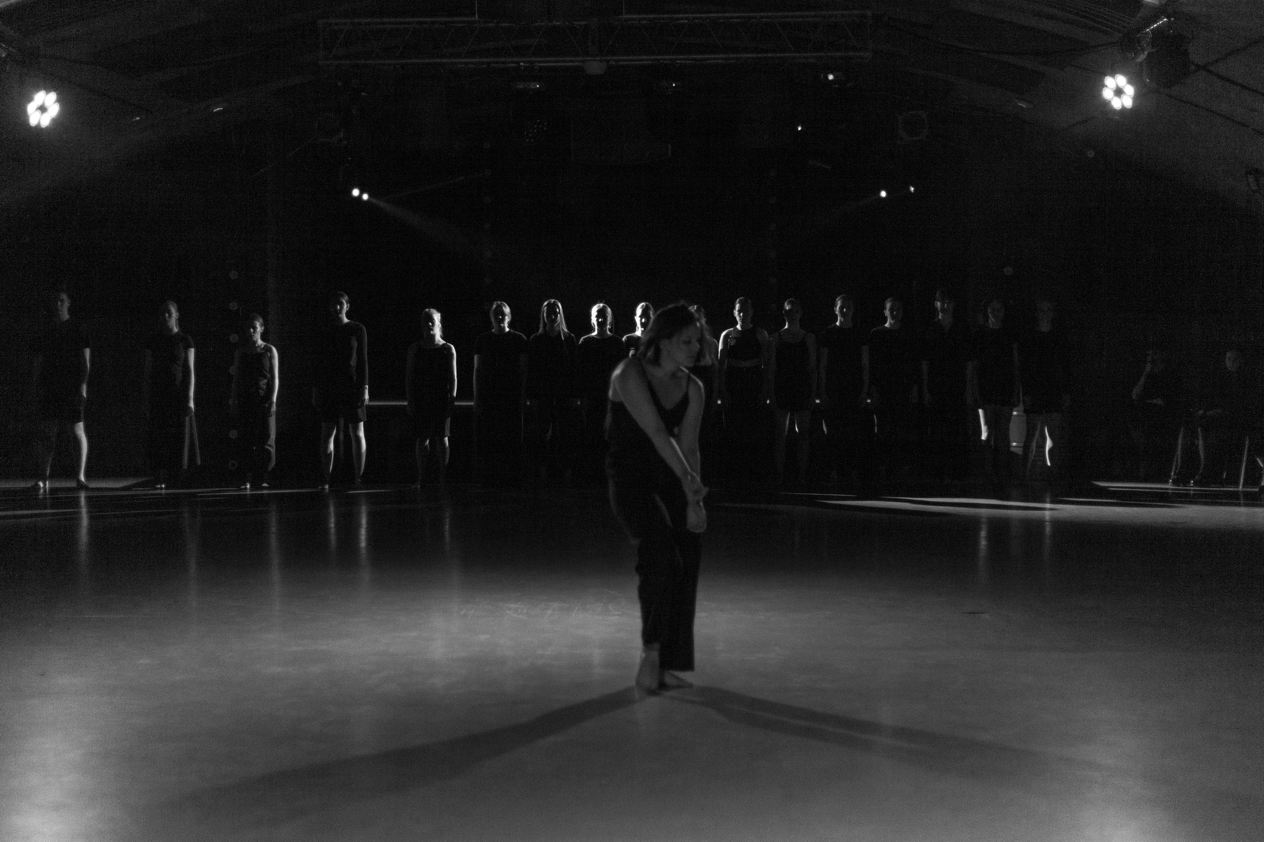 Спектакль Шум, театр современного танца GLYPTIC при участии проекта СИНТЕЗ. Семейный и женский фотограф, стильный репортаж в г. Новосибирск