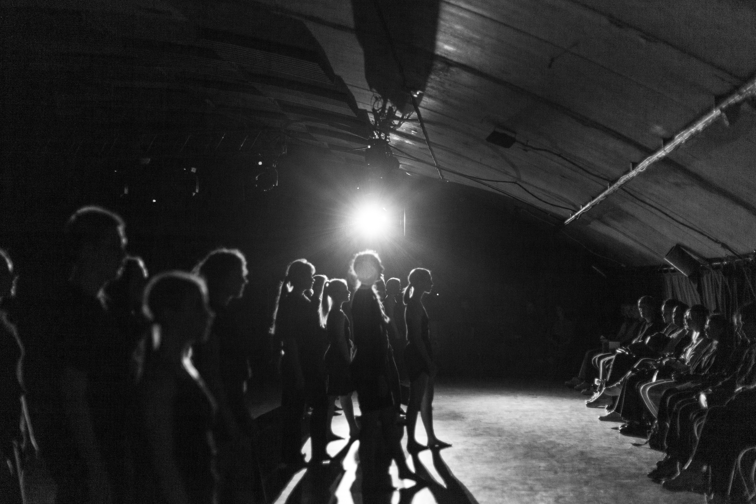 Спектакль Шум, театр современного танца GLYPTIC при участии проекта СИНТЕЗ. Семейный и женский фотограф, стильный репортаж в г. Новосибирск