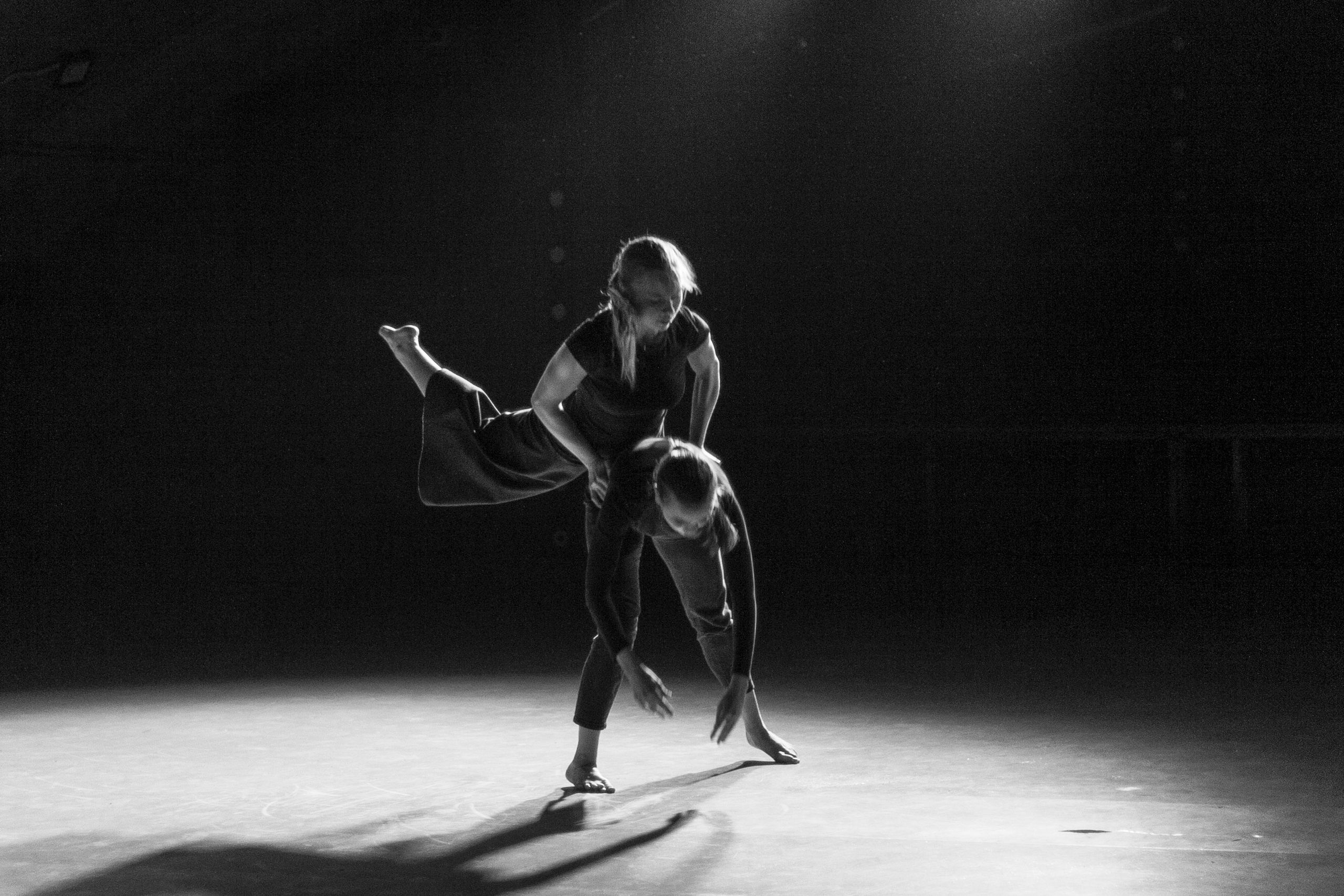 Спектакль Шум, театр современного танца GLYPTIC при участии проекта СИНТЕЗ. Семейный и женский фотограф, стильный репортаж в г. Новосибирск