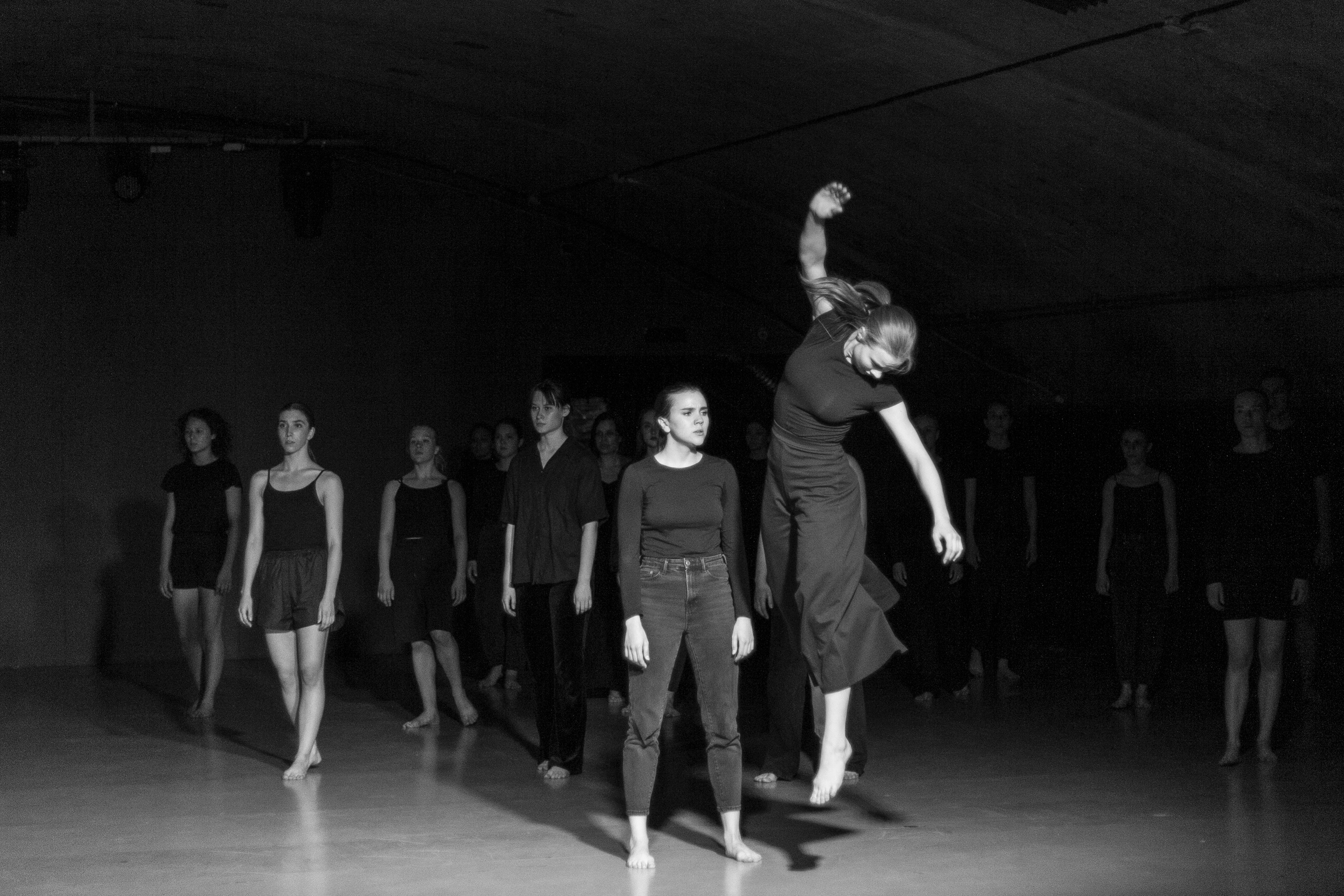 Спектакль Шум, театр современного танца GLYPTIC при участии проекта СИНТЕЗ. Семейный и женский фотограф, стильный репортаж в г. Новосибирск