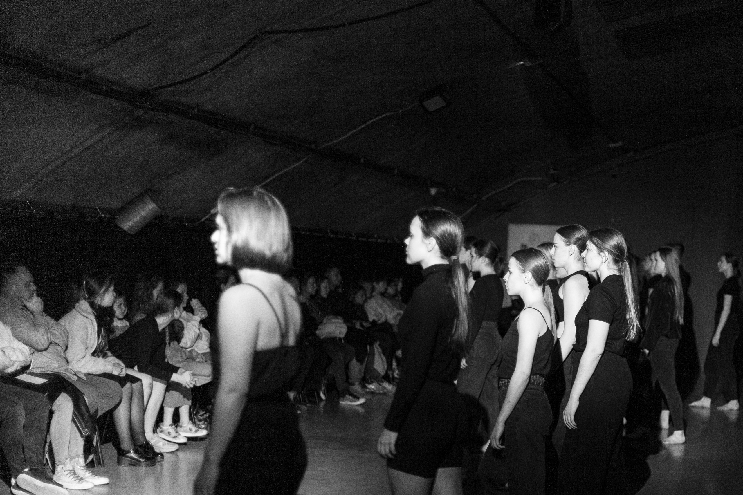 Спектакль Шум, театр современного танца GLYPTIC при участии проекта СИНТЕЗ. Семейный и женский фотограф, стильный репортаж в г. Новосибирск