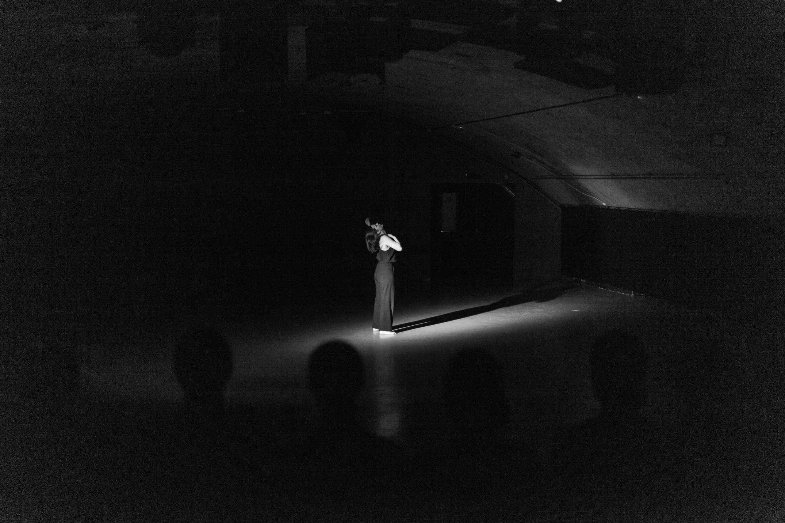 Спектакль Шум, театр современного танца GLYPTIC при участии проекта СИНТЕЗ. Семейный и женский фотограф, стильный репортаж в г. Новосибирск