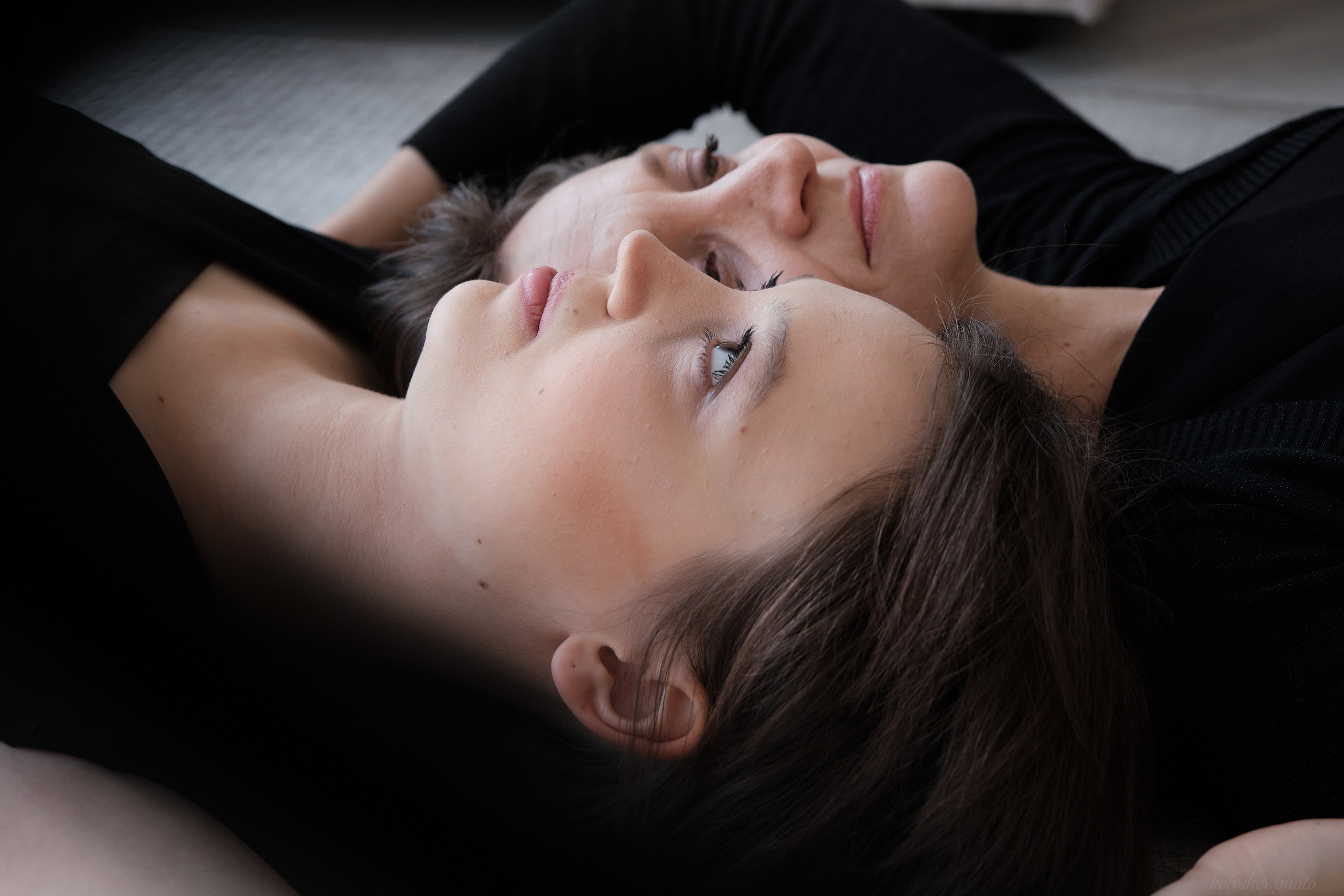 Мария и Устиния — трогательная семейная фотосессия мамы и дочки в студии в Москве. Портретный фотограф на новый год в Москве Виктория Колышева