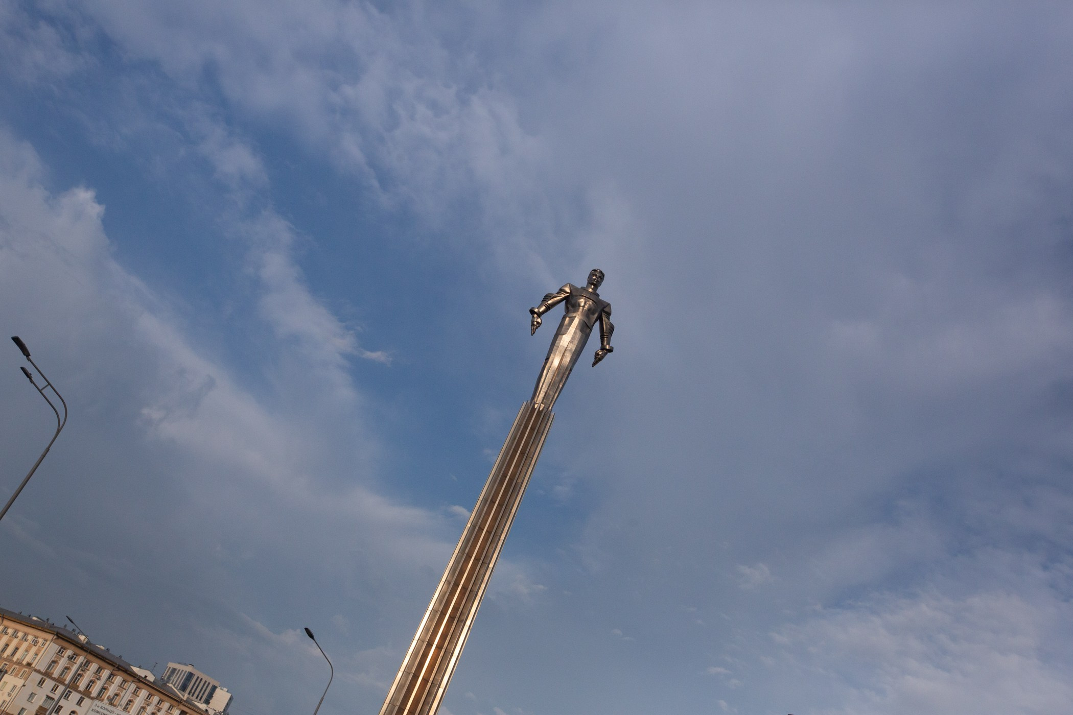 свадебный фотограф в Москве сделал фотографию памятника Юрию Алексеевичу Гагарину