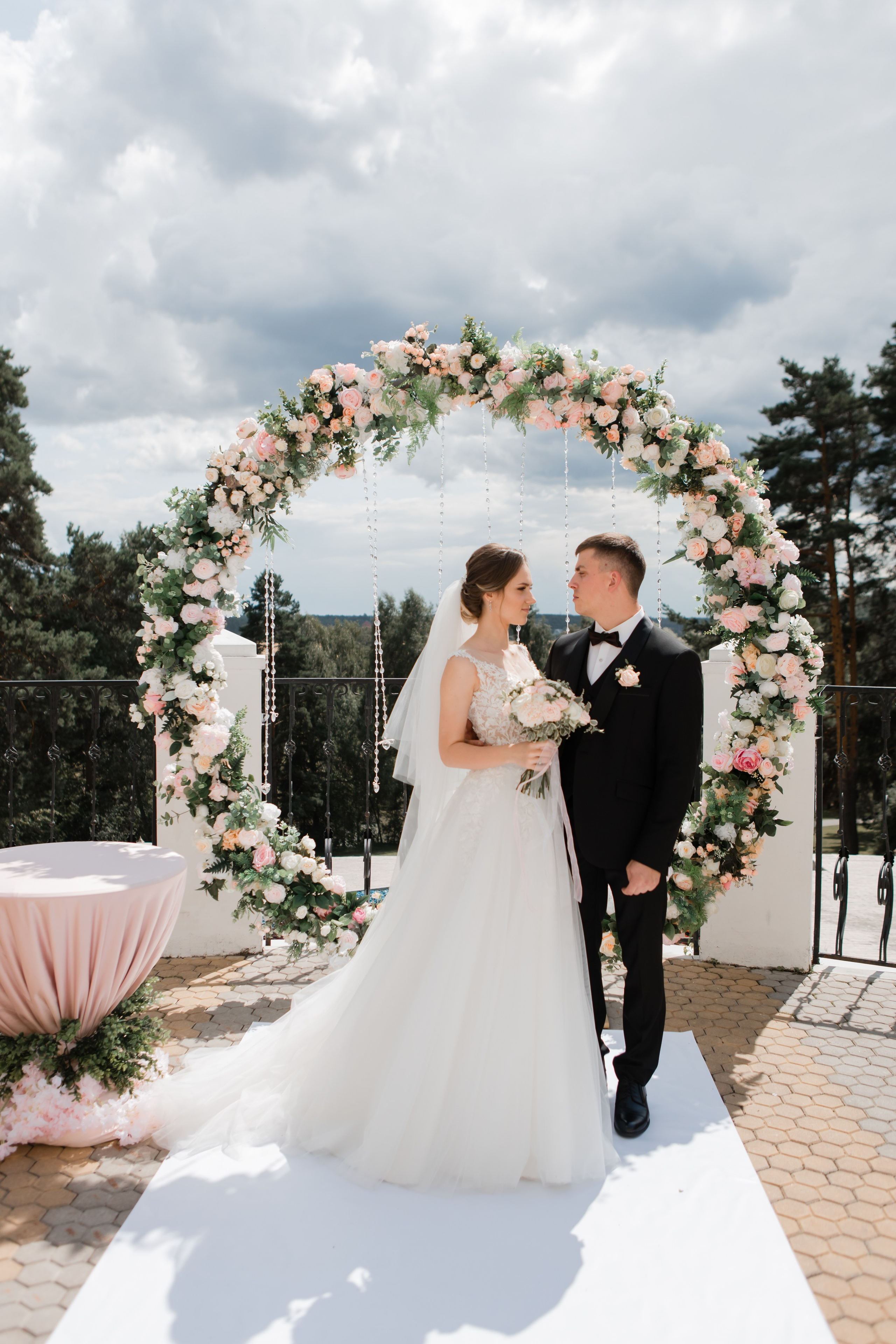 Свадебная фотосъемка Михаила и Ольги. День нашей свадьбы. Видеосъемка и фотосъемка свадеб. Фотограф и оператор на свадьбу. Видеосъемка подкастов, собственная видео-фотостудии. Предметная фотосъемка