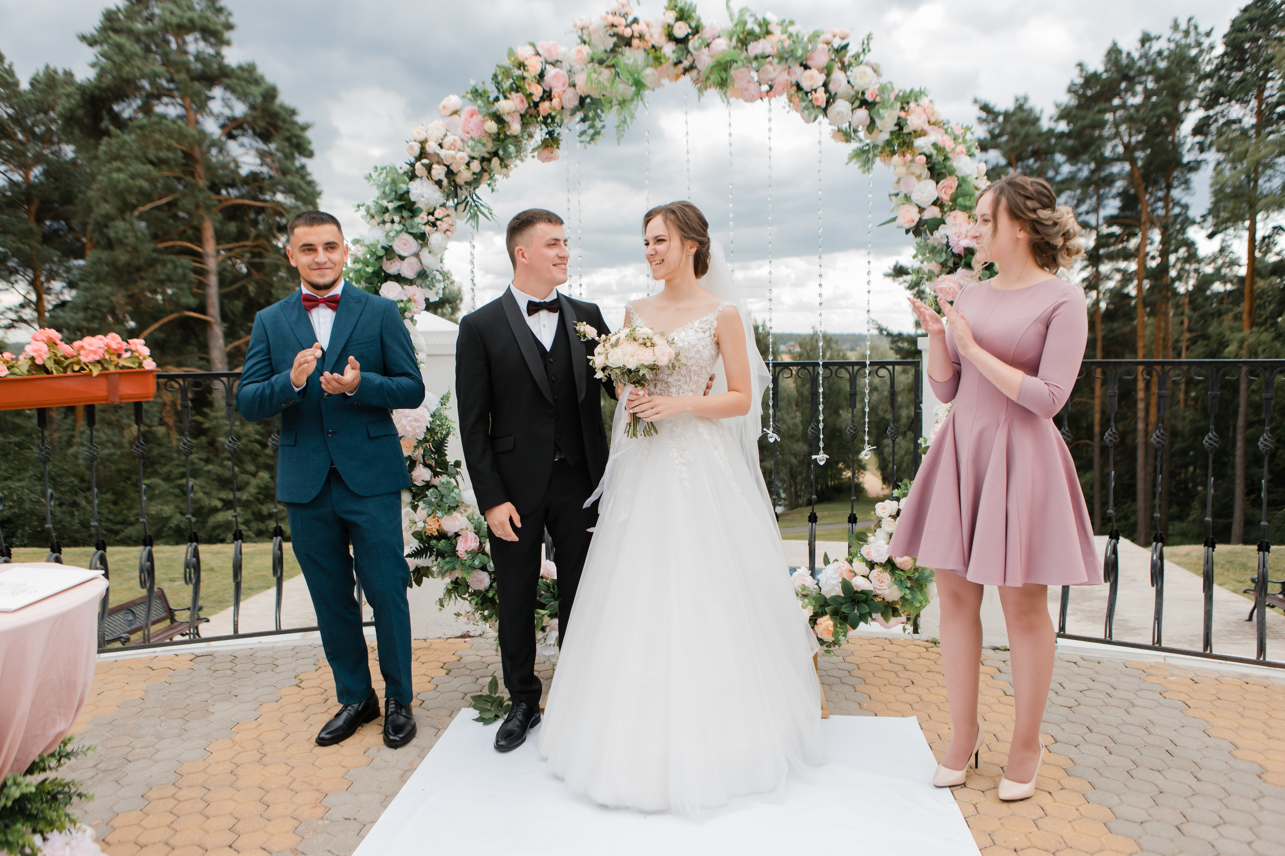 Свадебная фотосъемка Михаила и Ольги. День нашей свадьбы. Видеосъемка и фотосъемка свадеб. Фотограф и оператор на свадьбу. Видеосъемка подкастов, собственная видео-фотостудии. Предметная фотосъемка