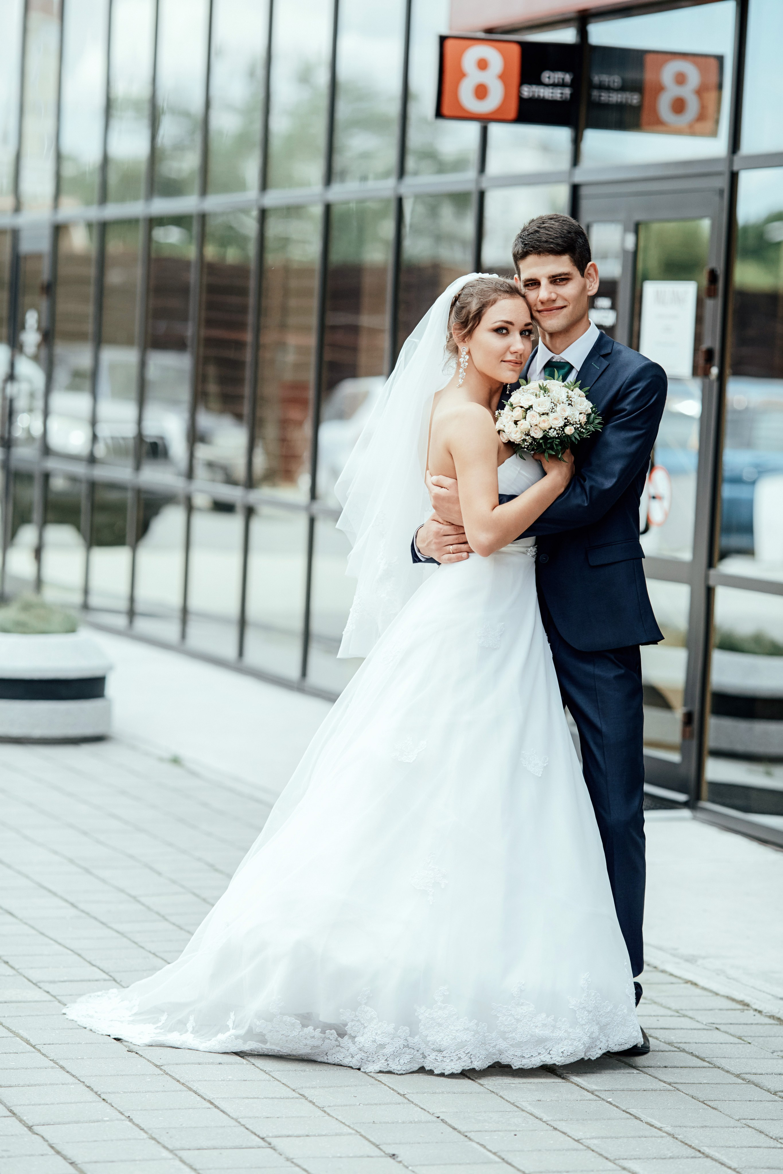 Свадебная фотосъёмка на фоне размытого стекла - Сити-Центр, Находка