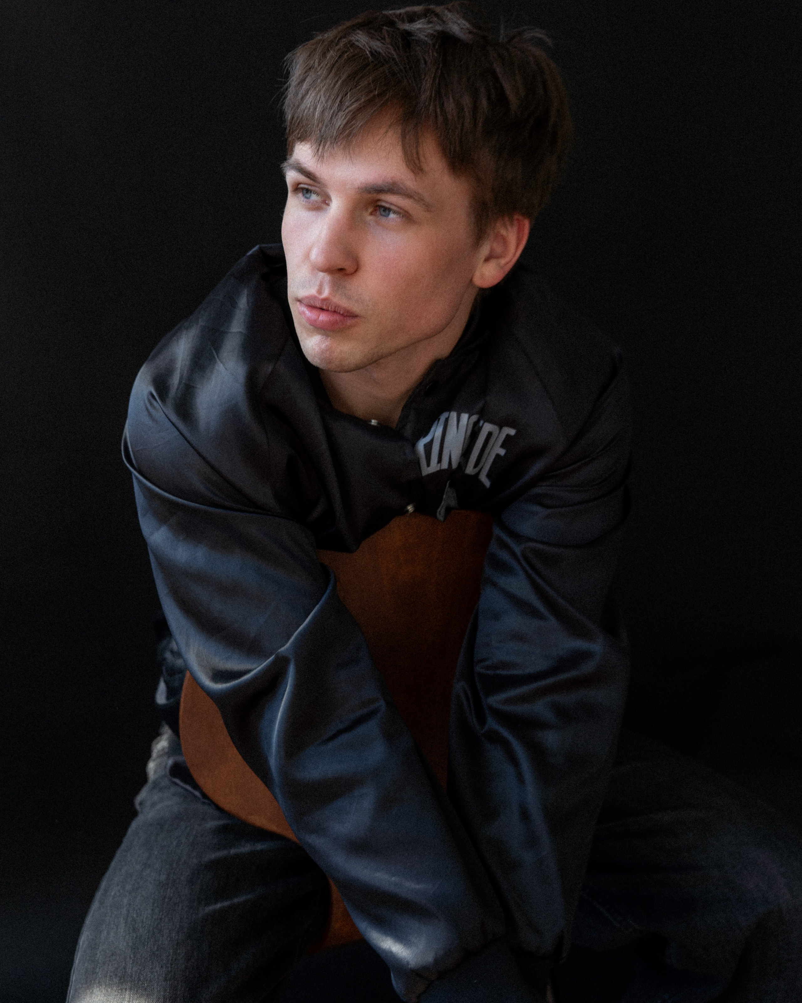 студийный портрет молодого мужчины в куртке