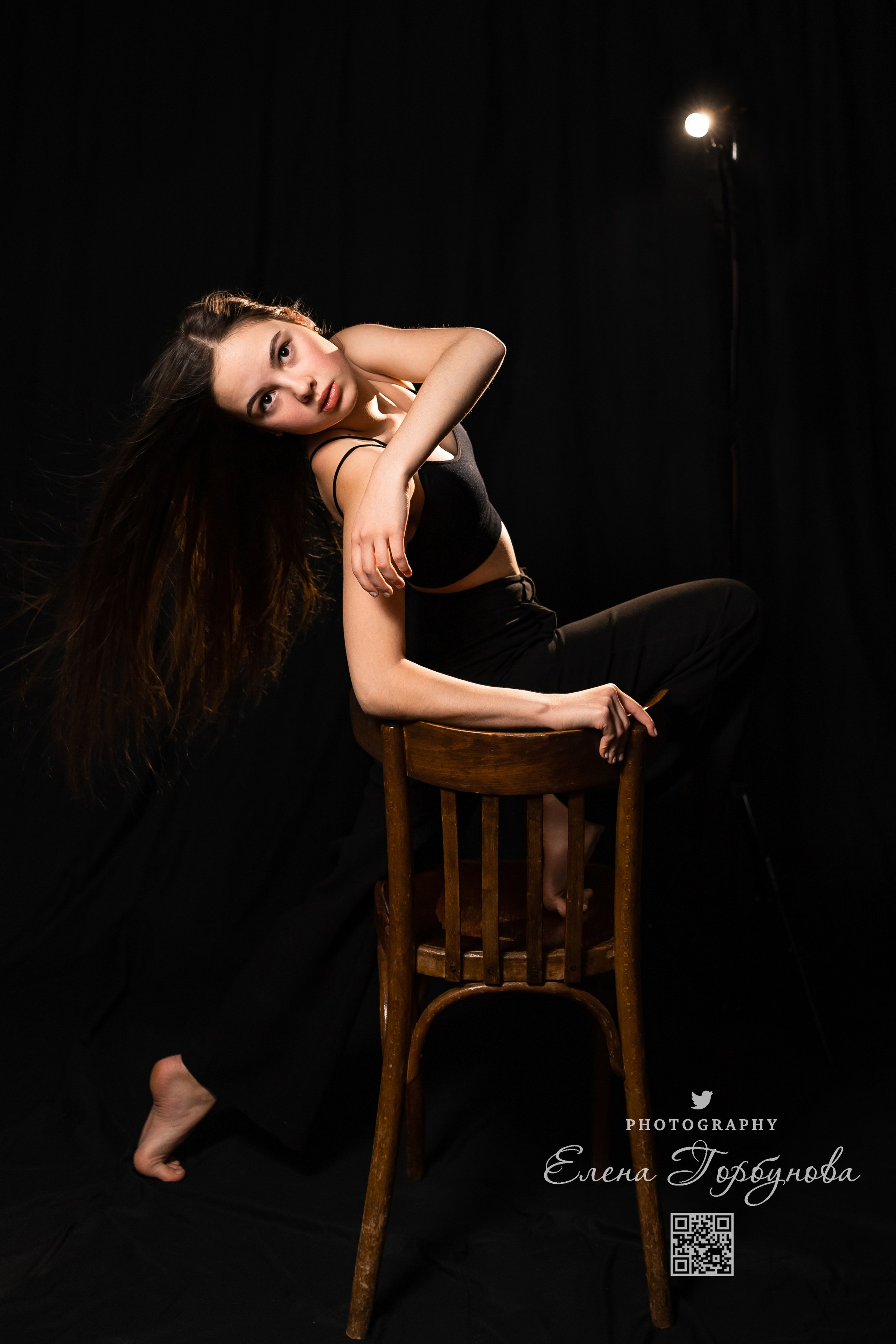 Моя студия. Полина и стул. Январь 2024. Фотограф Пермь. Свадьбы. Семья и дети, школа, д. сад. Фотокниги