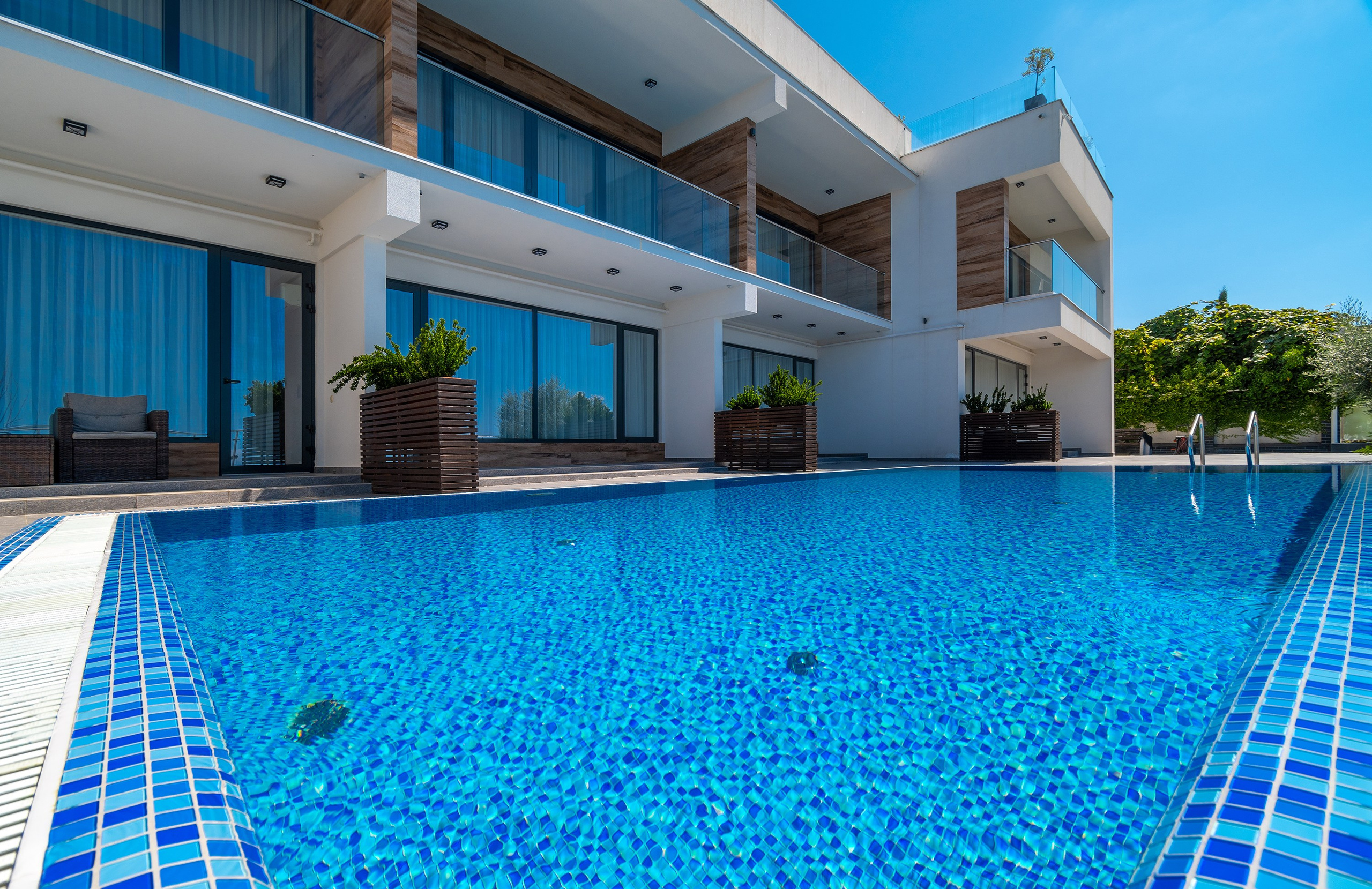 Интерьерная фотосъемка загородного дома с бассейном. Город Сочи. Фасад в современном стиле. Сад и зелень. Ракурс со стороны бассейна