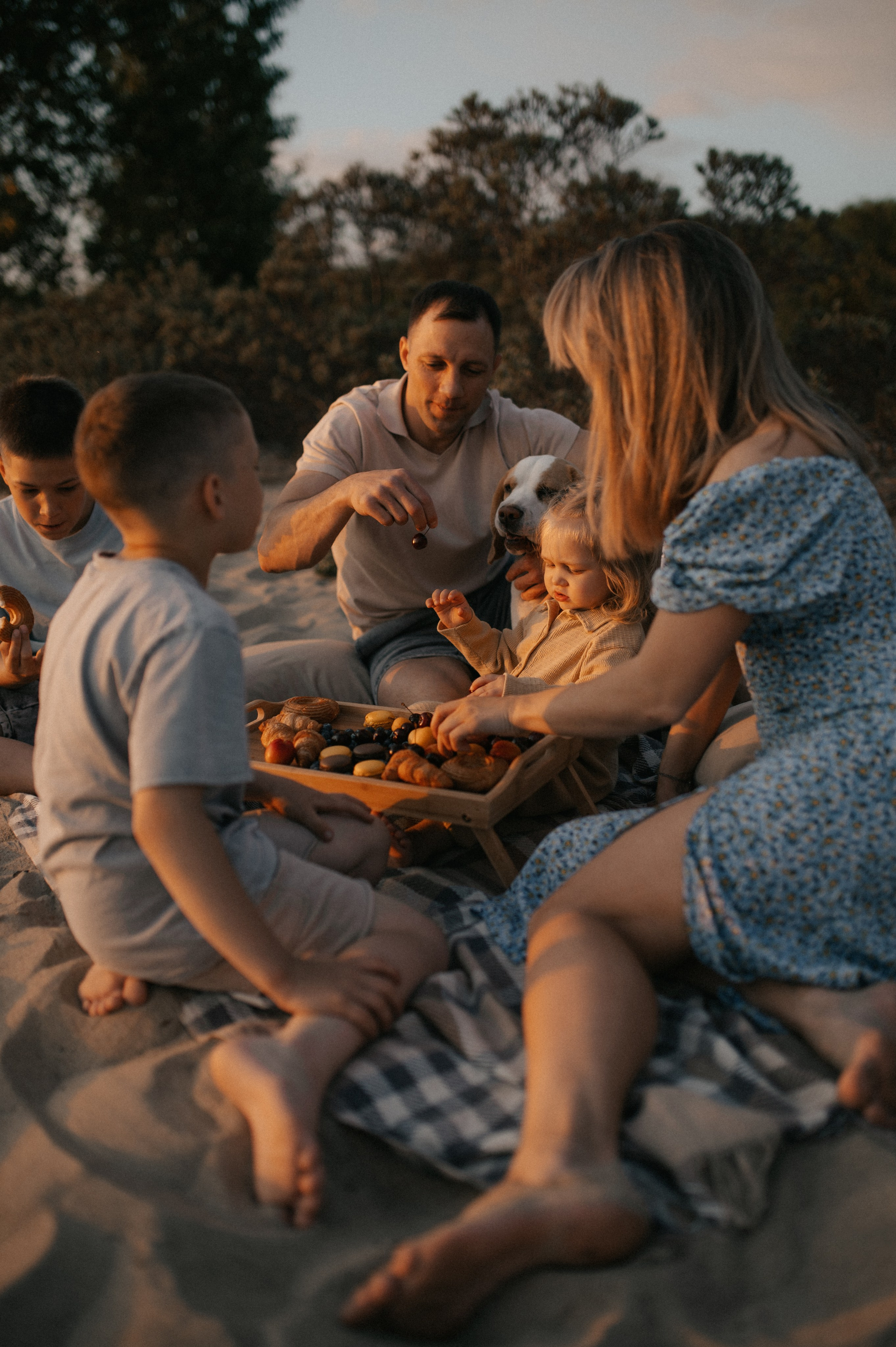 Василий, Анна, Макс, Захар, Тая и Кекс. Семейный фотограф в Новосибирске Женя Индрикова