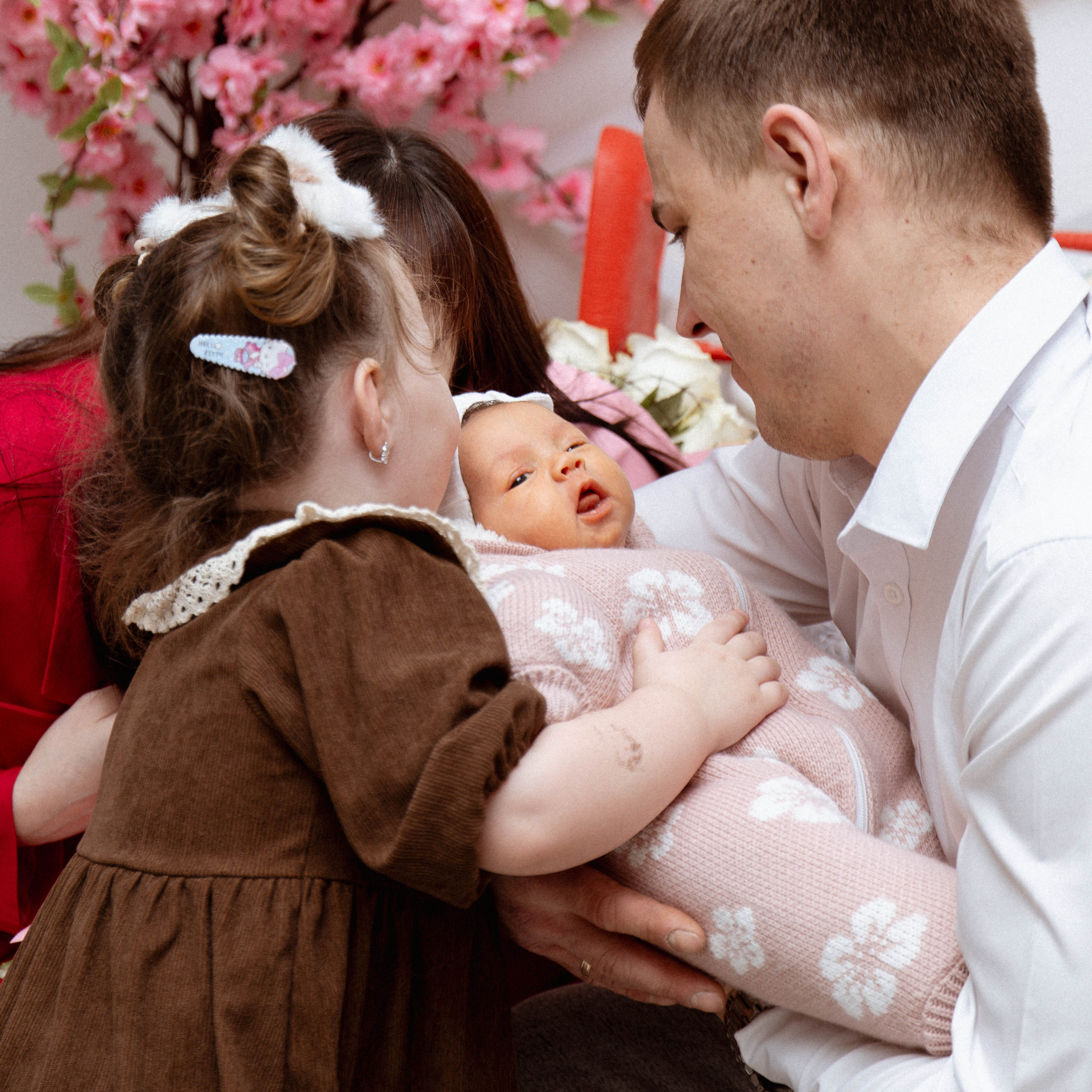 Выписка Алины и Евы из перинатального центра № 2. Семейный фотограф Софи Симакова в Волгограде и Волжском