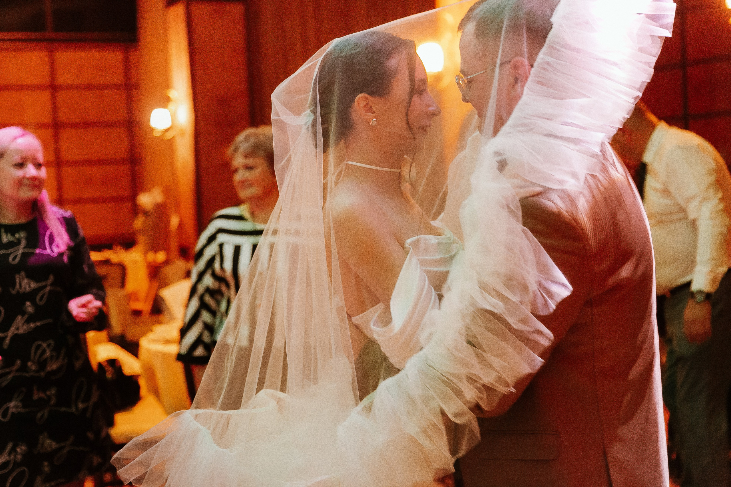Свадебная осенняя фотосессия Ивана и Лидии в городе. Свадебный и репортажный фотограф в Ярославле и Санкт-Петербурге Роман Микрюков