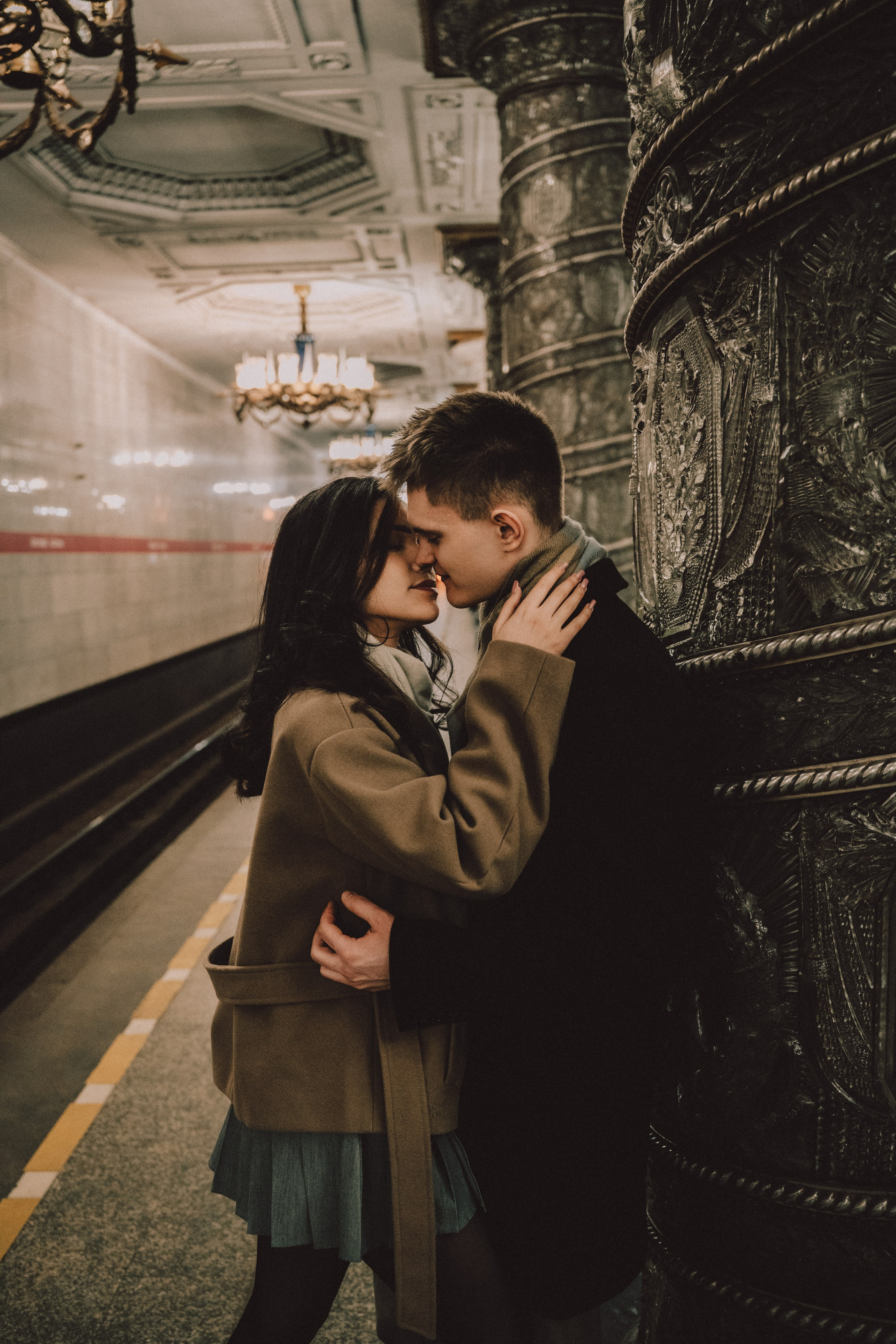 Парная фотосессия в Санкт-Петербурге. Фотосессия лавстори СПб. Федосова Елизавета - фотограф Санкт-Петербург. Свадебный фотограф СПб. Живые кадры. Фотосессия в метро. 