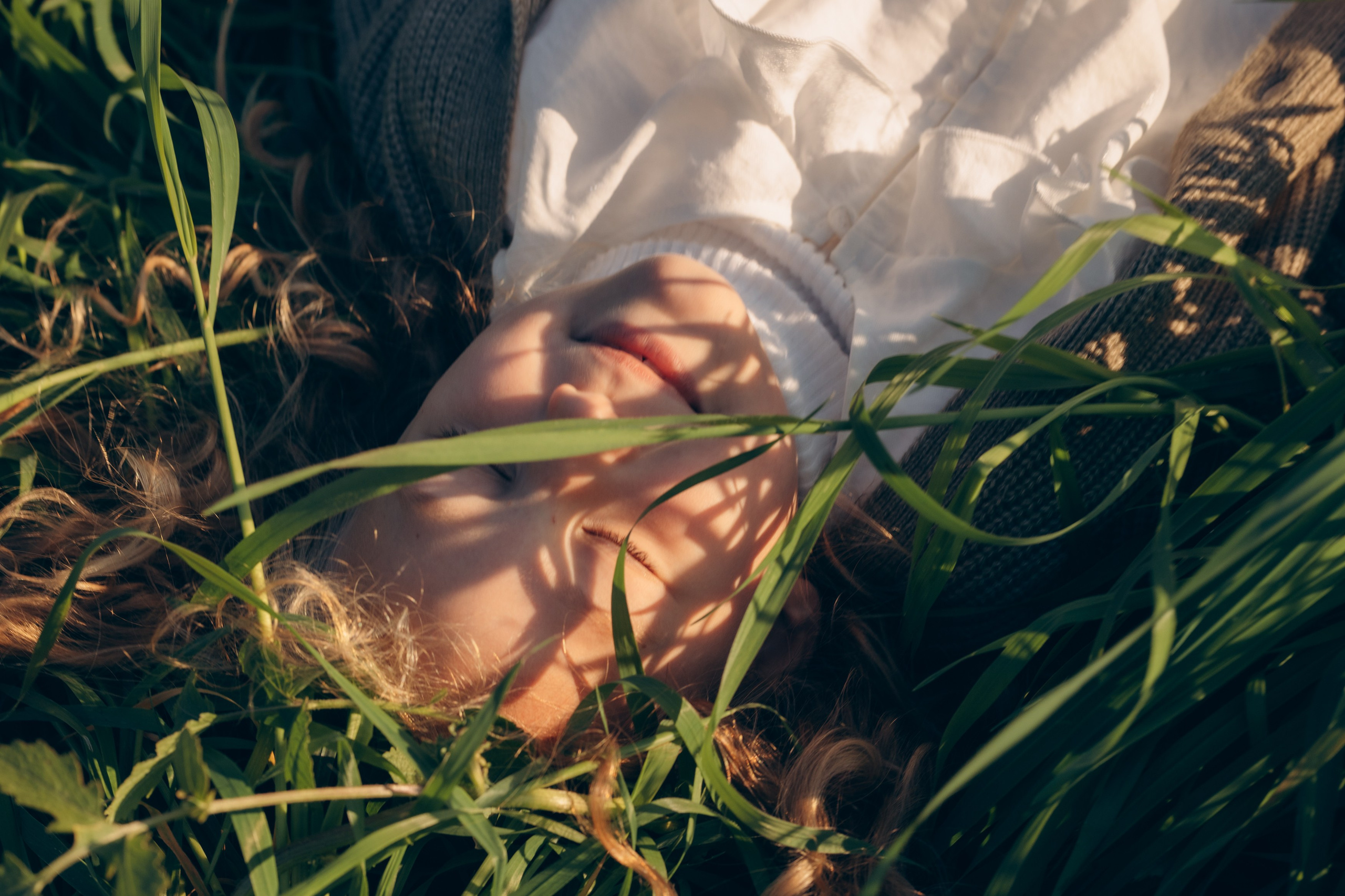 A warm afternoon in the field, just us and the time to be together. Katerina Nord | Wedding and Couple Photographer in Germany and Europe
