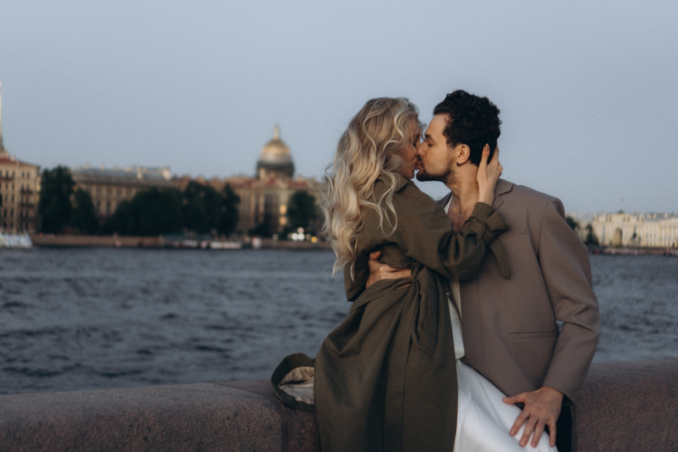 СВАДЕБНАЯ СЬЕМКА ПАРЫ НА РАССВЕТЕ В БЕЛЫЕ НОЧИ И ПРОГУЛКА С РАЗВОДНЫМИ МОСТАМИ И ПИКНИК ВОЗЛЕ ИСАКИЕВСКОГО СОБОРА. Профессиональный фотограф, Санкт-Петербург — Виктория Богомолова