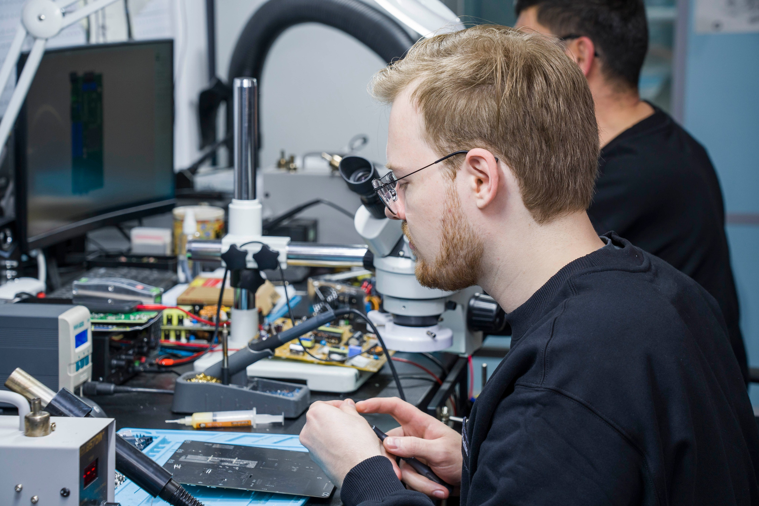 Вице-губернатор Санкт-Петербурга с делегацией на производстве. Фотограф в Санкт-Петербурге. Репортажная и все съёмки для бизнеса