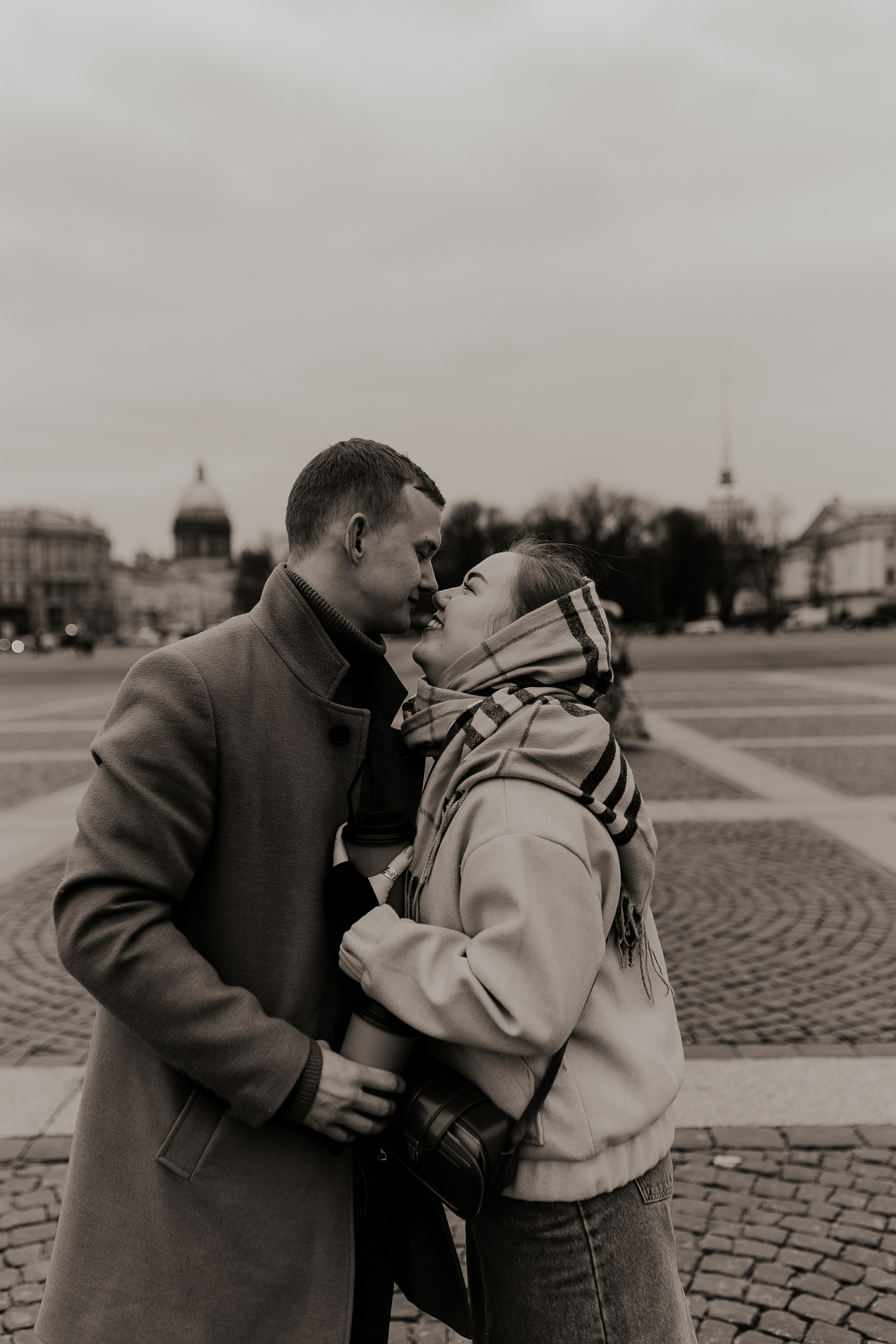 Пара гуляет по Петербургу. Фотограф в Санкт-Петербурге Лиза Семченкова