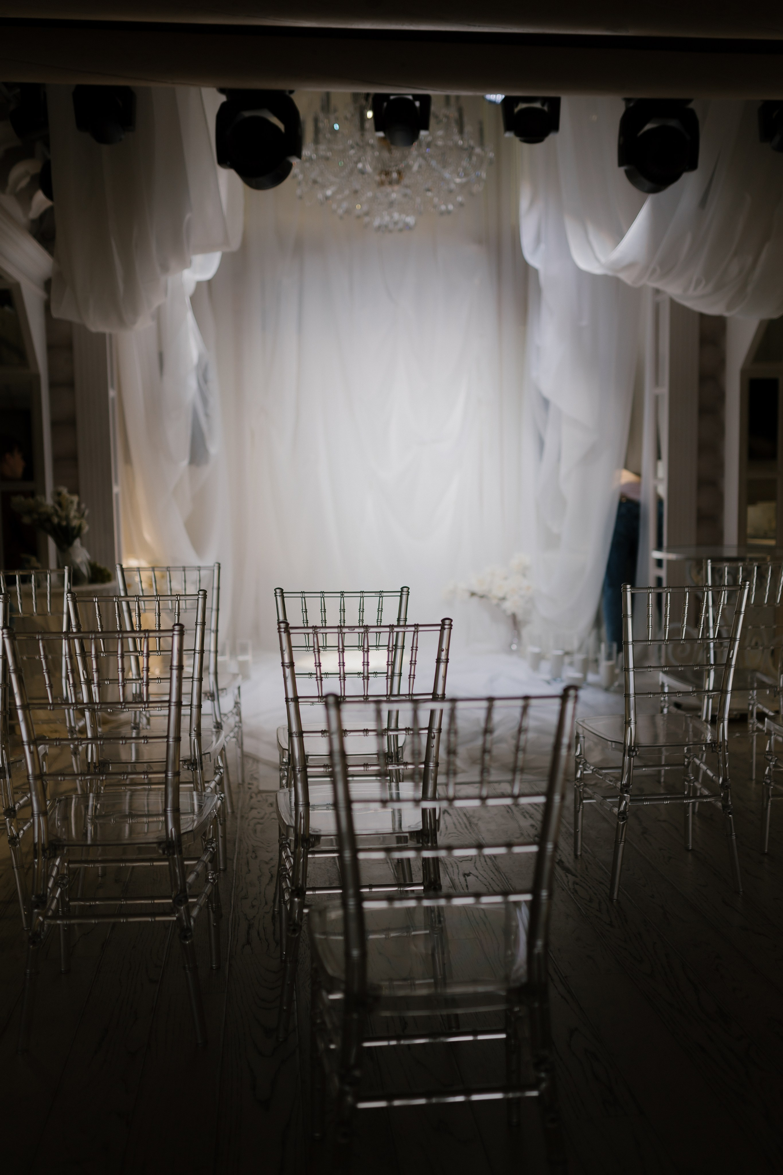 Цветочные композиции украшают банкетный зал в Мурманске