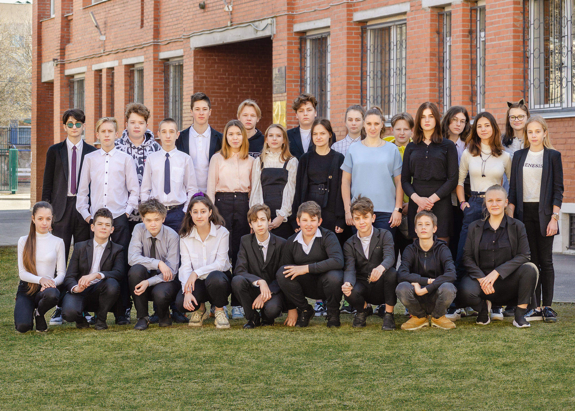 Общее фото класса во дворе школы.