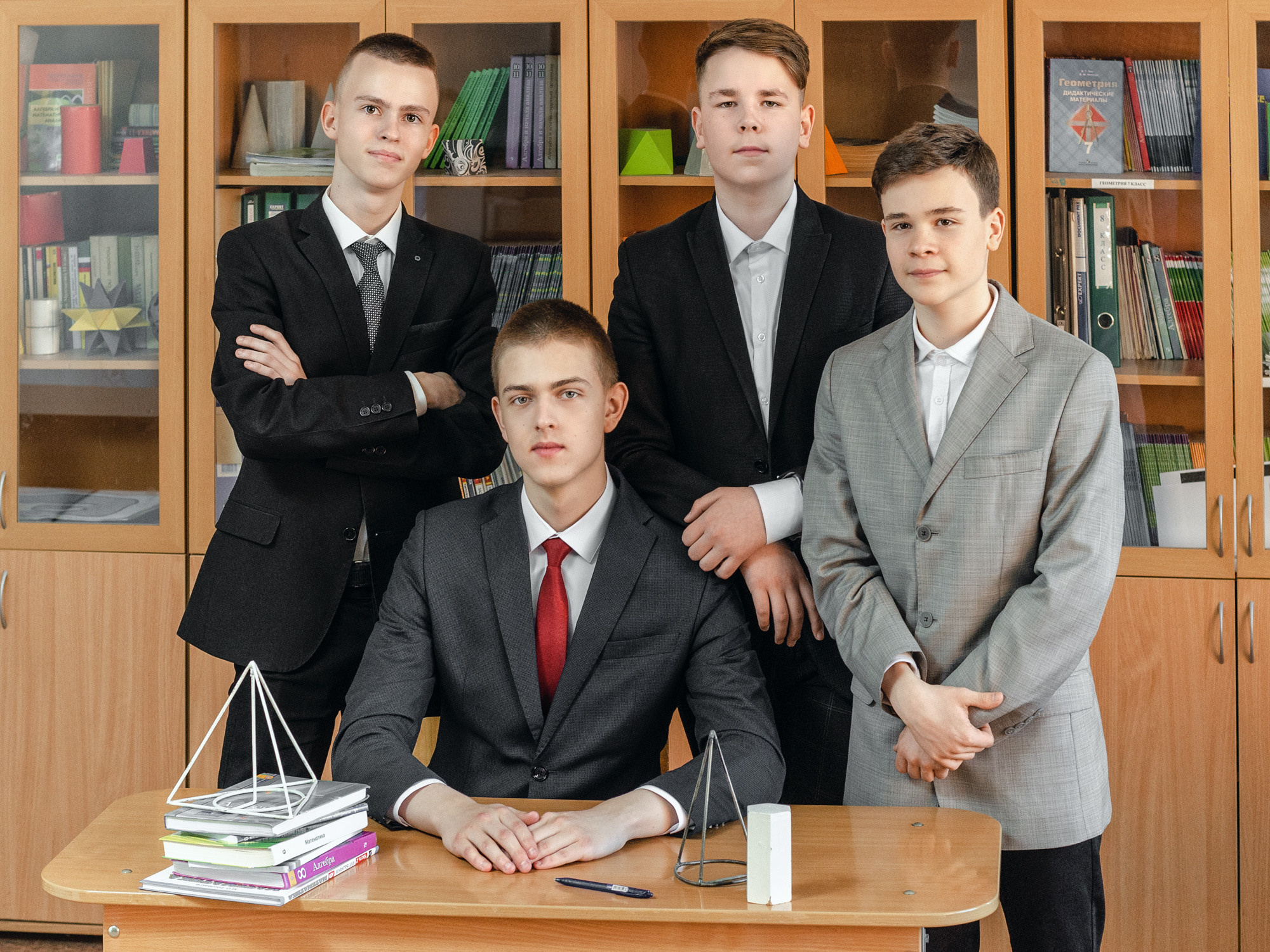 Школьные друзья - одноклассники на уроке в классе.