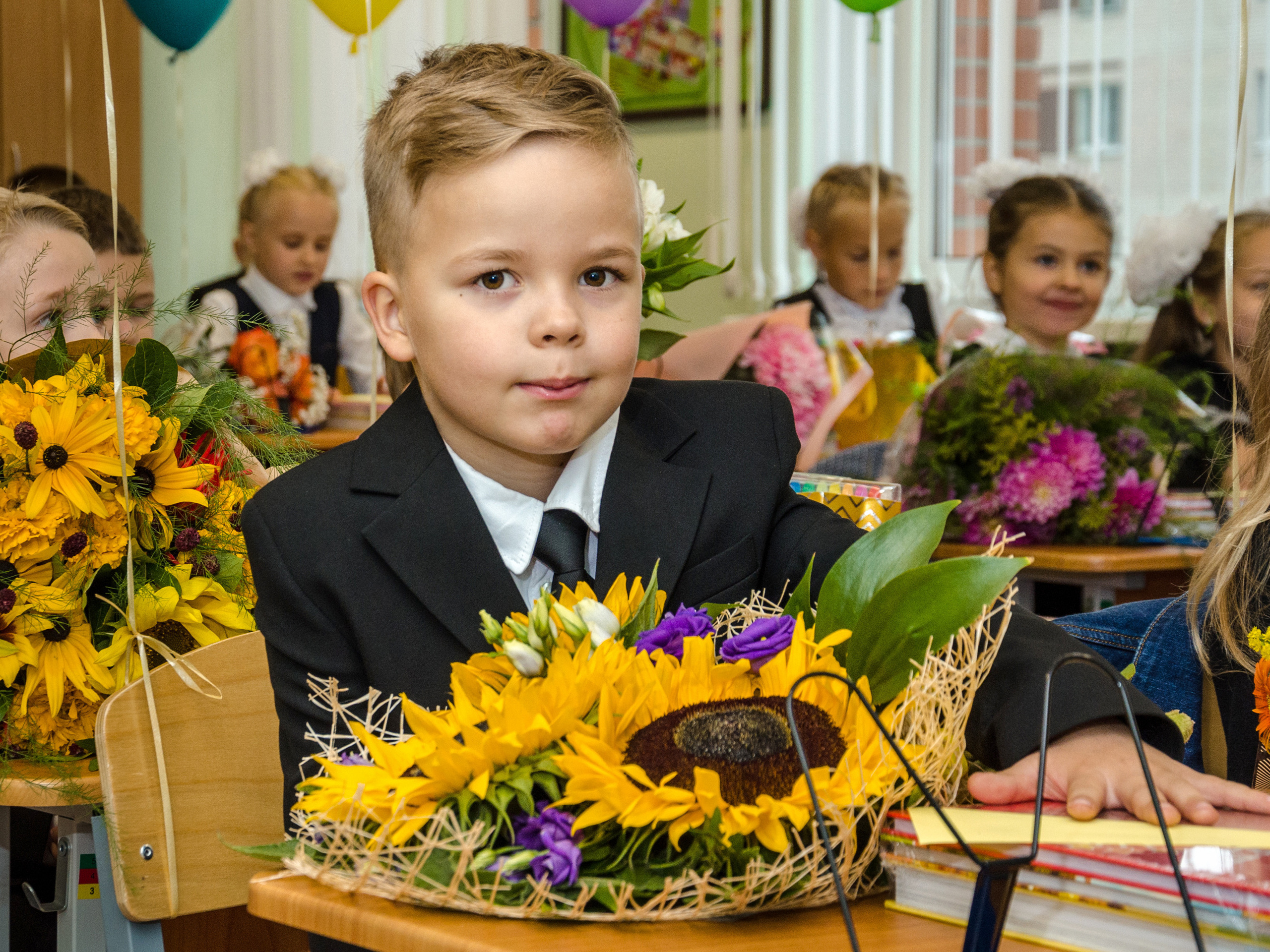 Первоклассники на первом уроке.