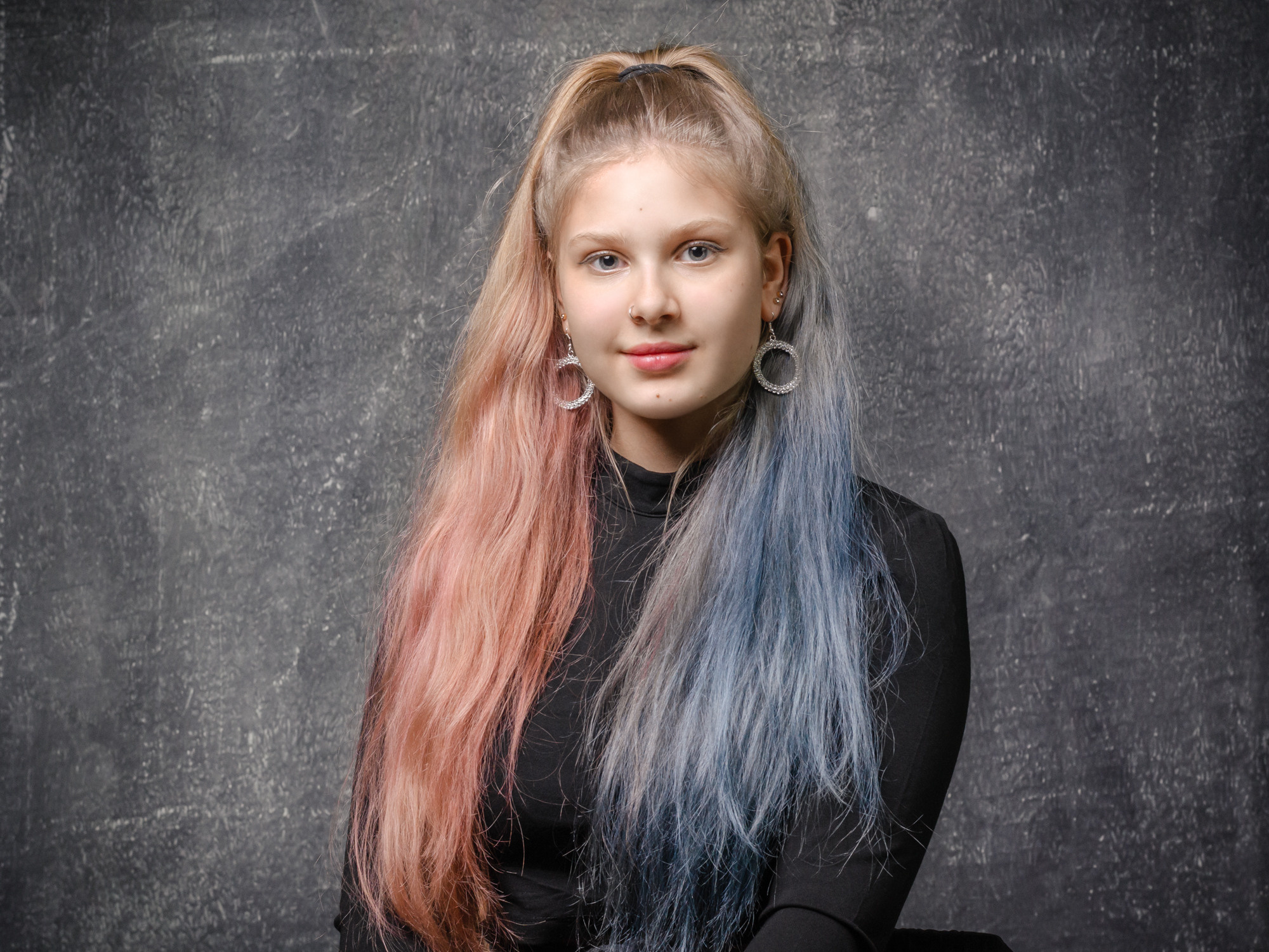 Школьница выпускного класса, портрет в черной одежде на черном фоне для альбома.