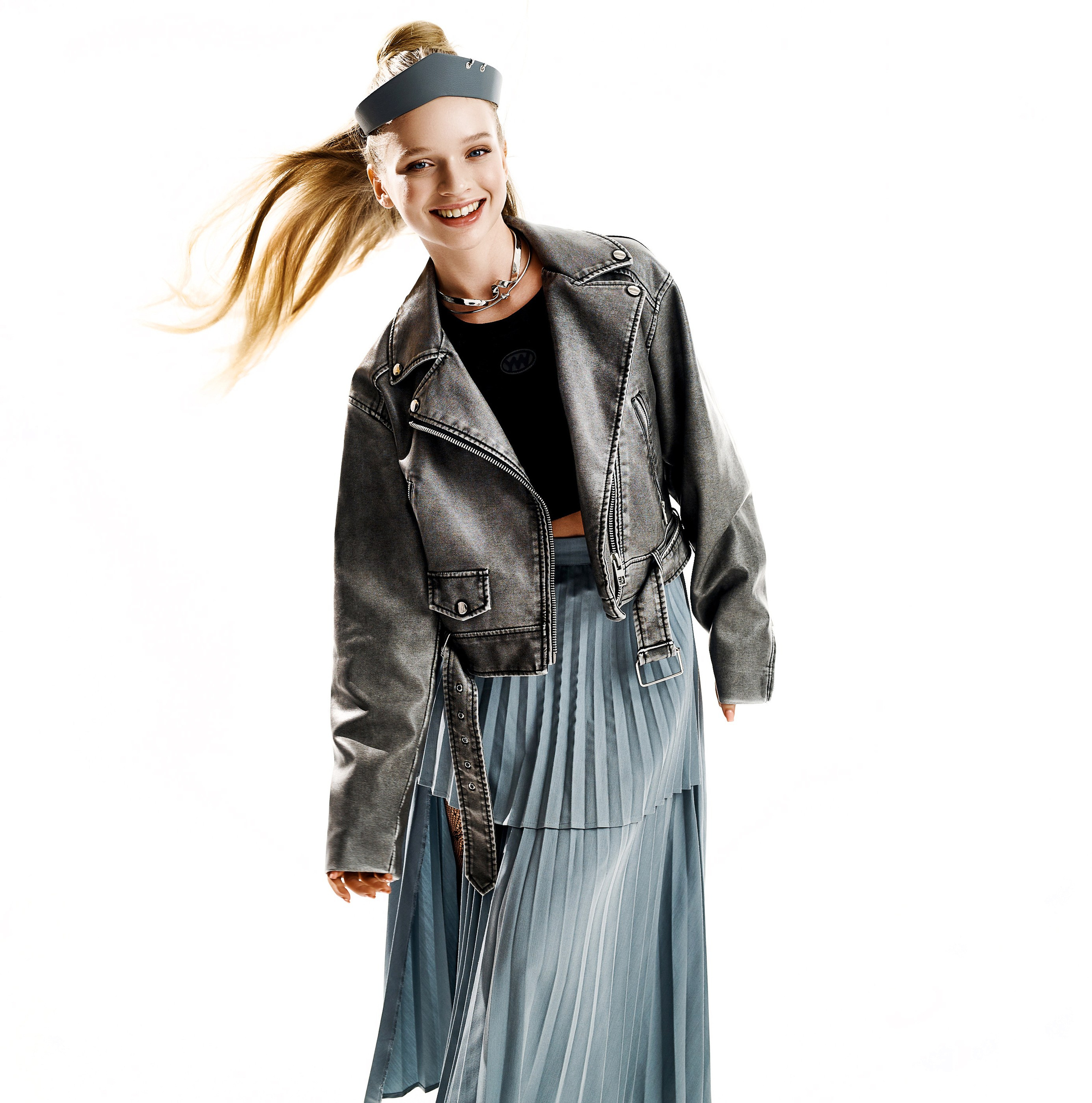 Девушка модель в серой кожаной куртке косухе и синей юбке