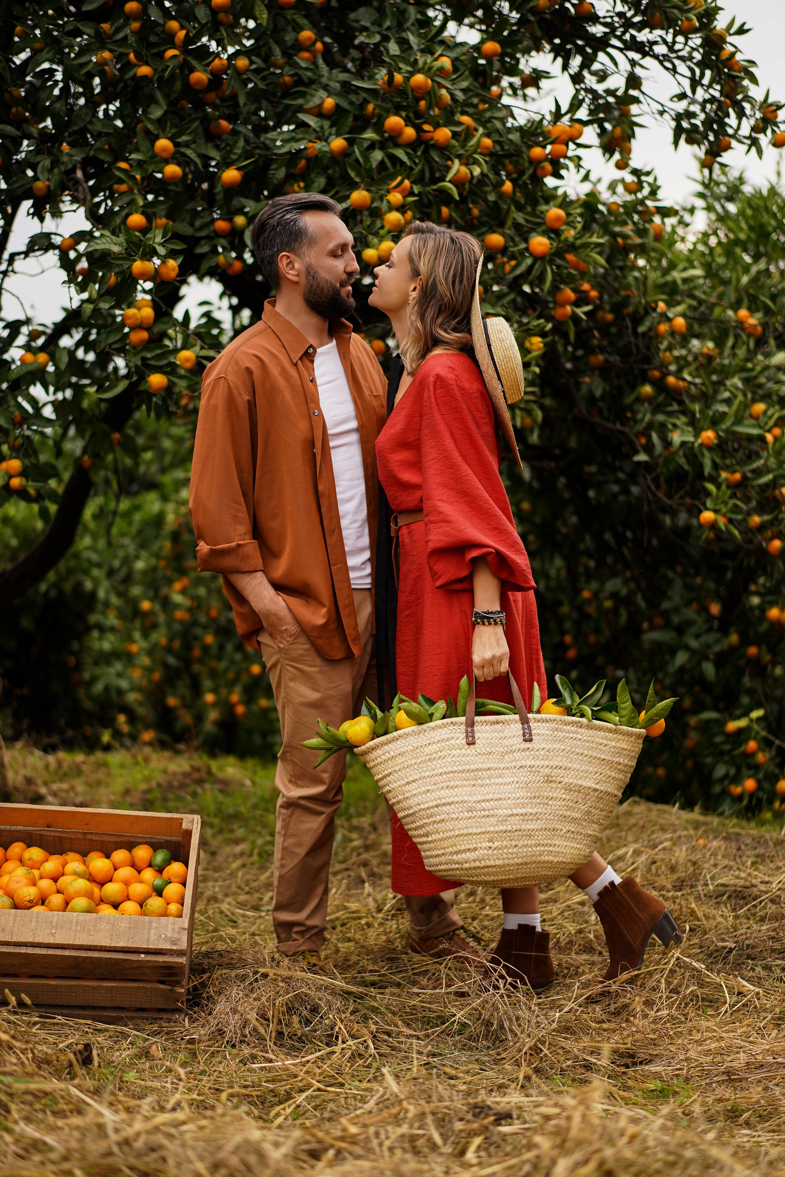 Lovestory на плантации с мандаринами в Абхазии. Фотограф Москва и Видеограф Москва