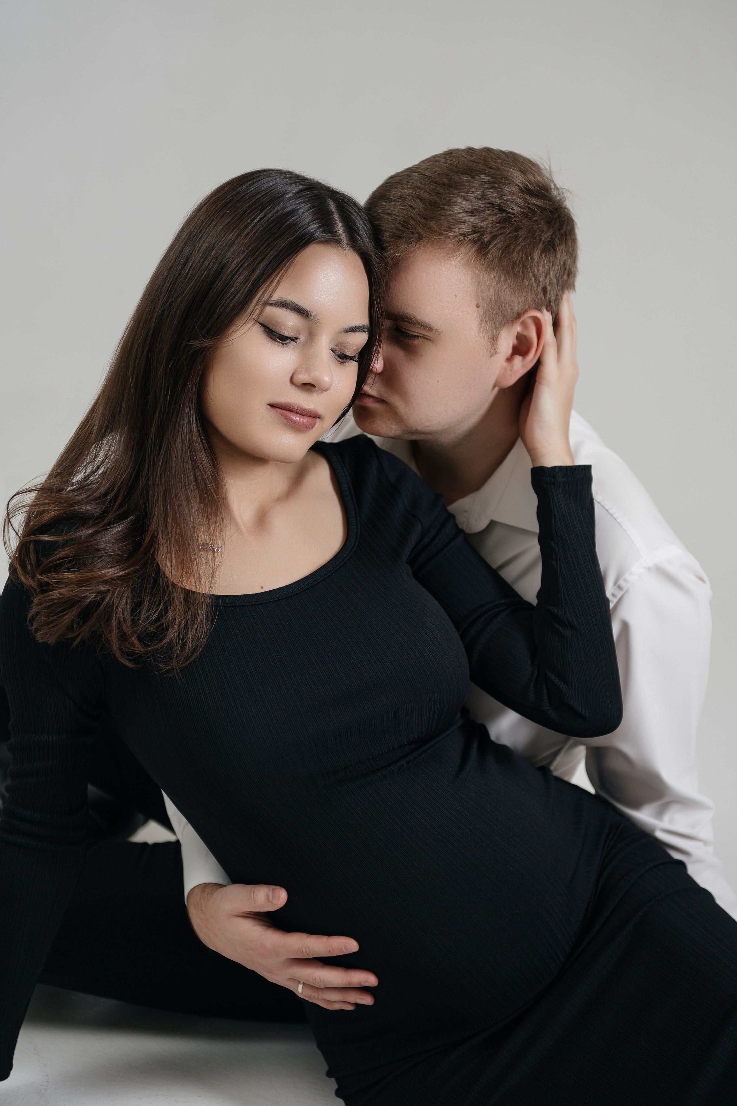 фотосессия беременности в фотостудии на белом фоне циклораме