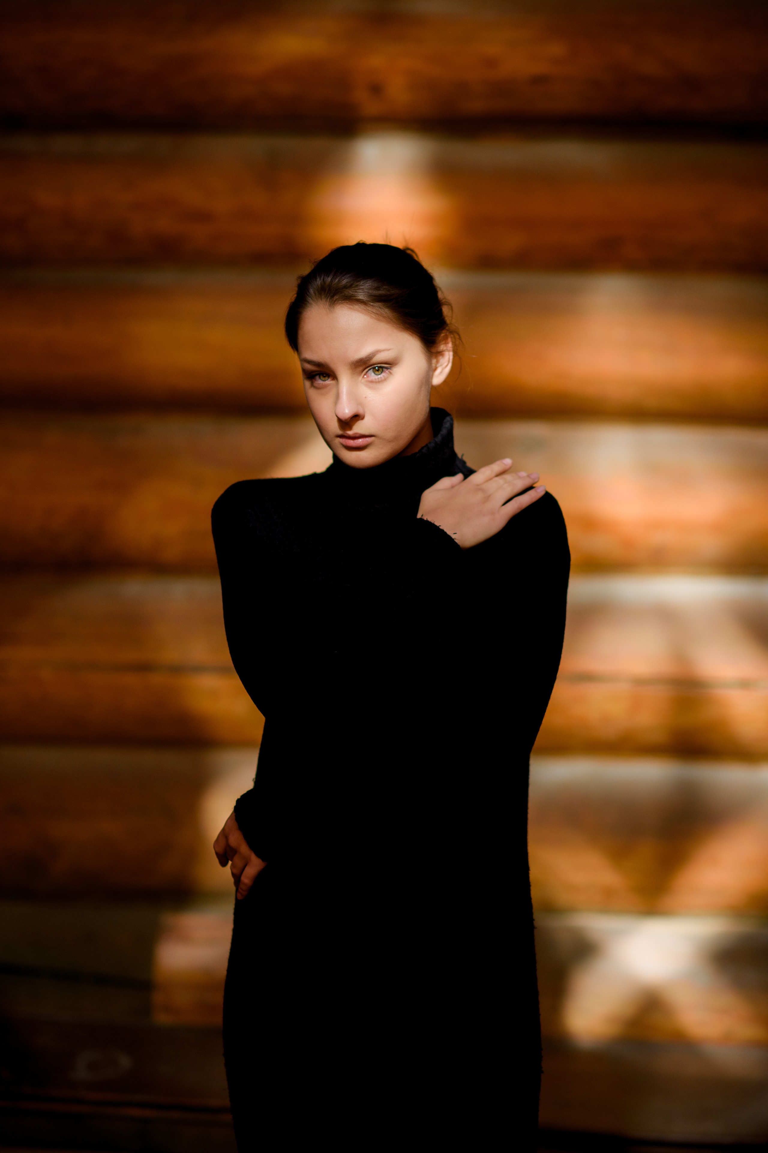 Фотосессия девочки подростка в Коломенском в темном ключе. Главная