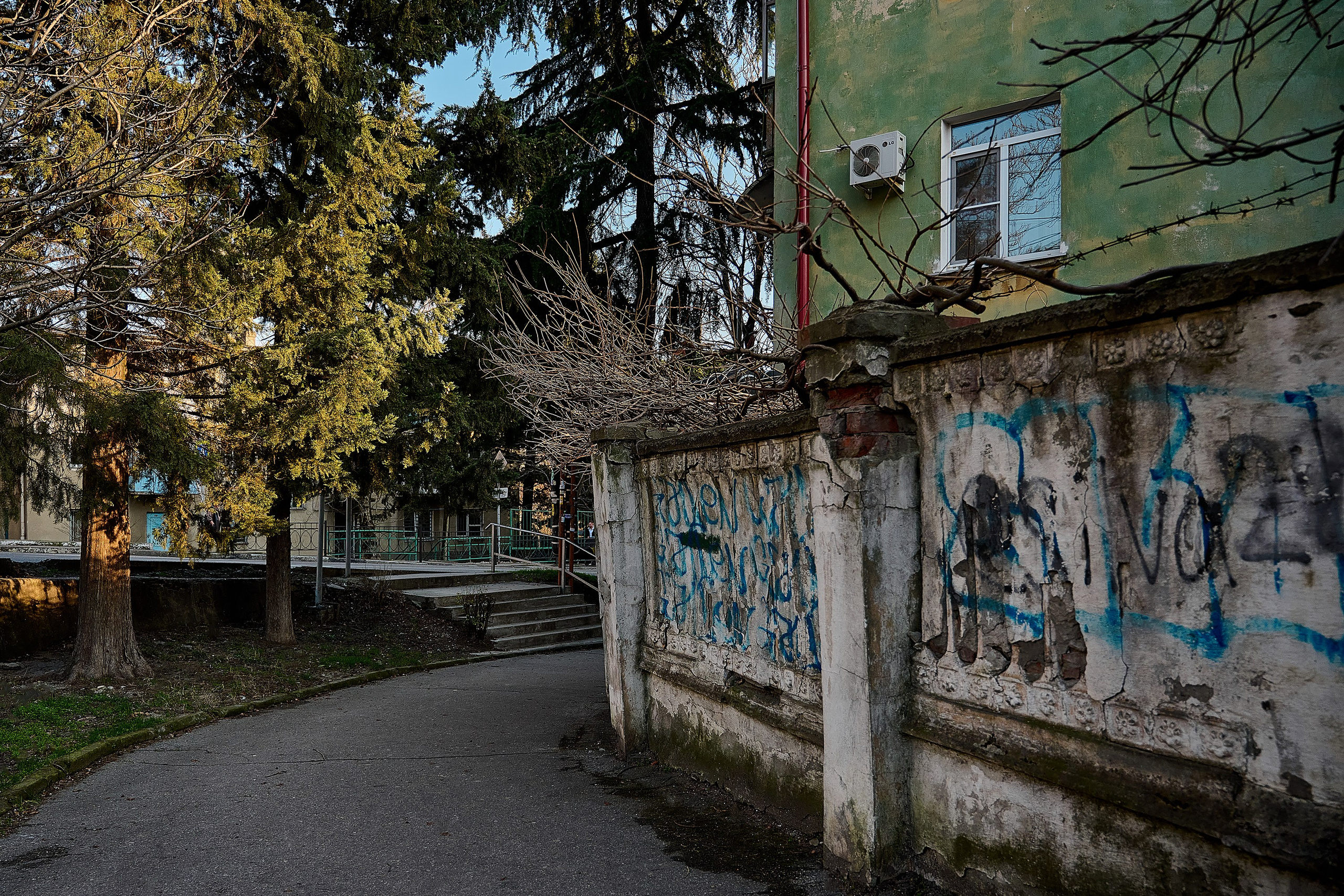 Забор в центре Туапсе