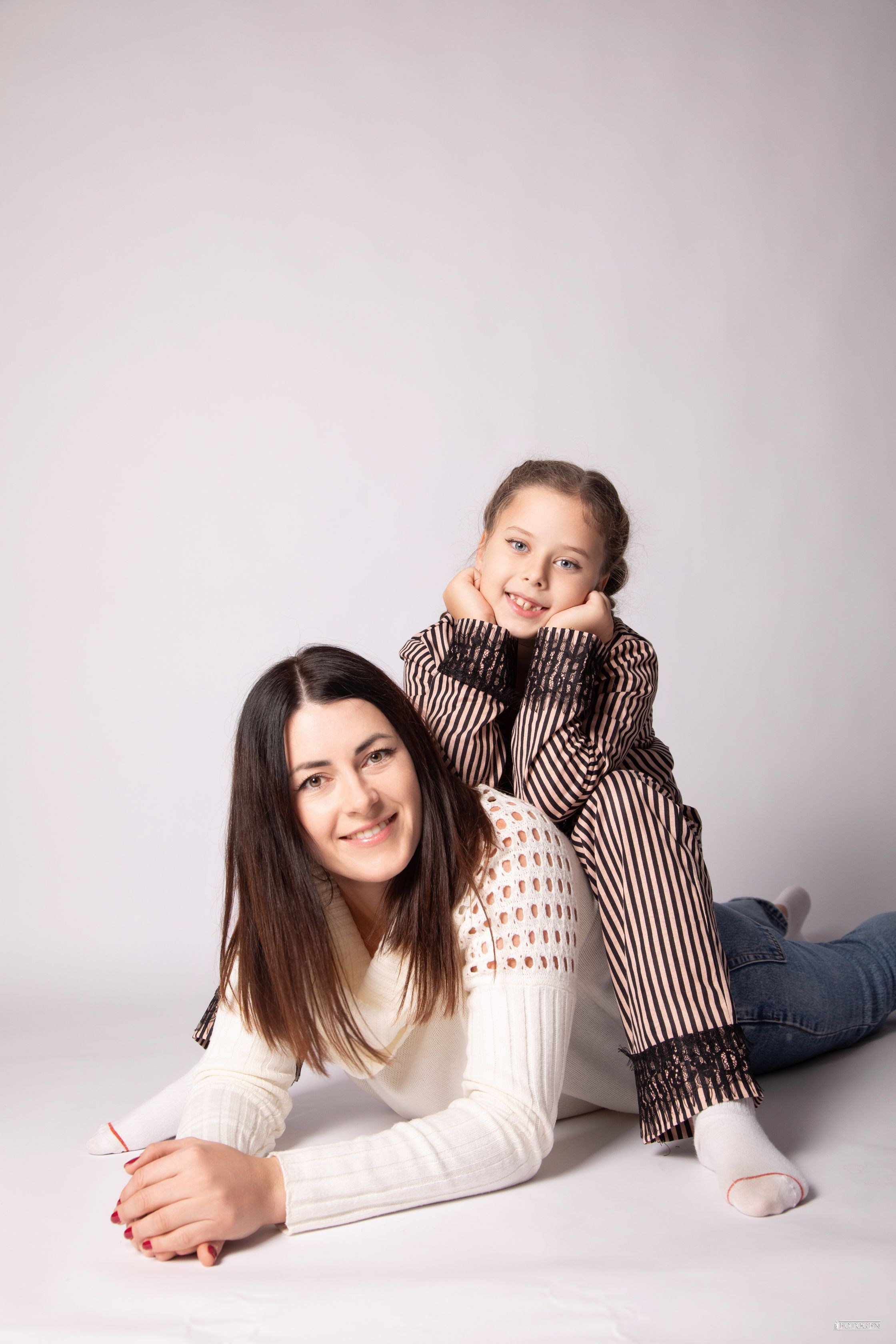 Семейная фотосессия: мама с детьми | Портфолио Fotogen. Интерьерная фотостудия FOTOGEN г. Краснодар