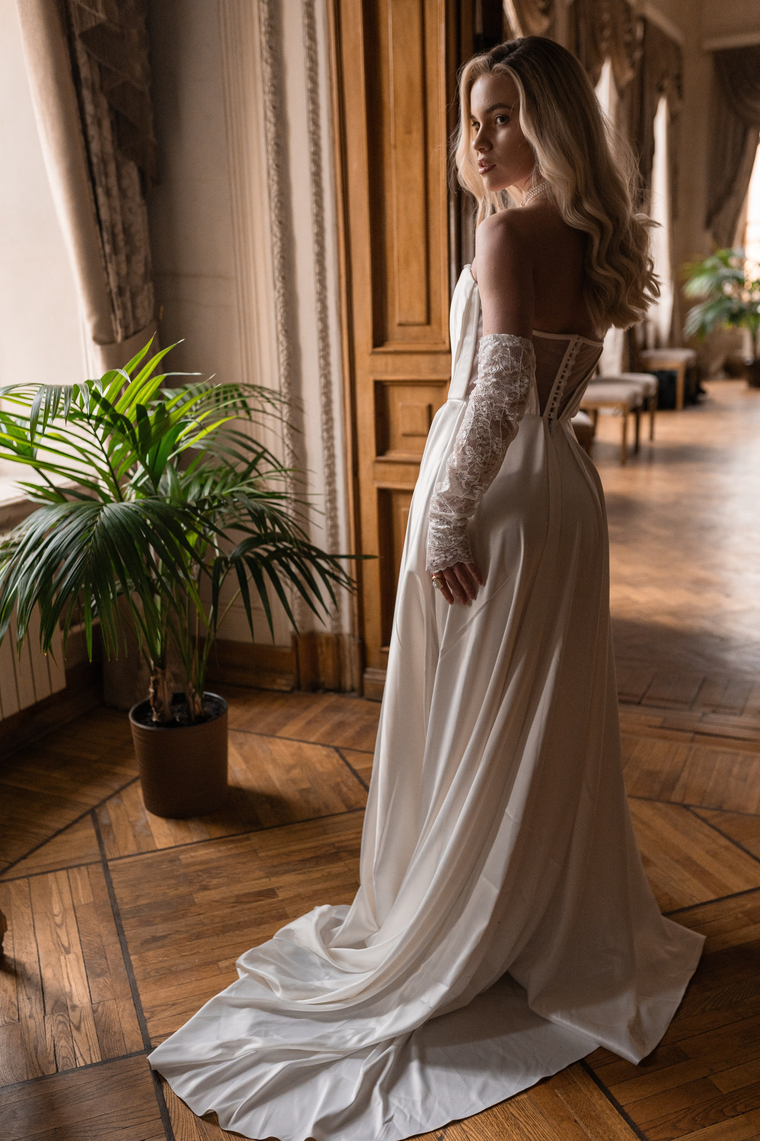 Свадебная фотосессия в Пушкинской библиотеке. Свадебный фотограф в Москве Анна Полушина