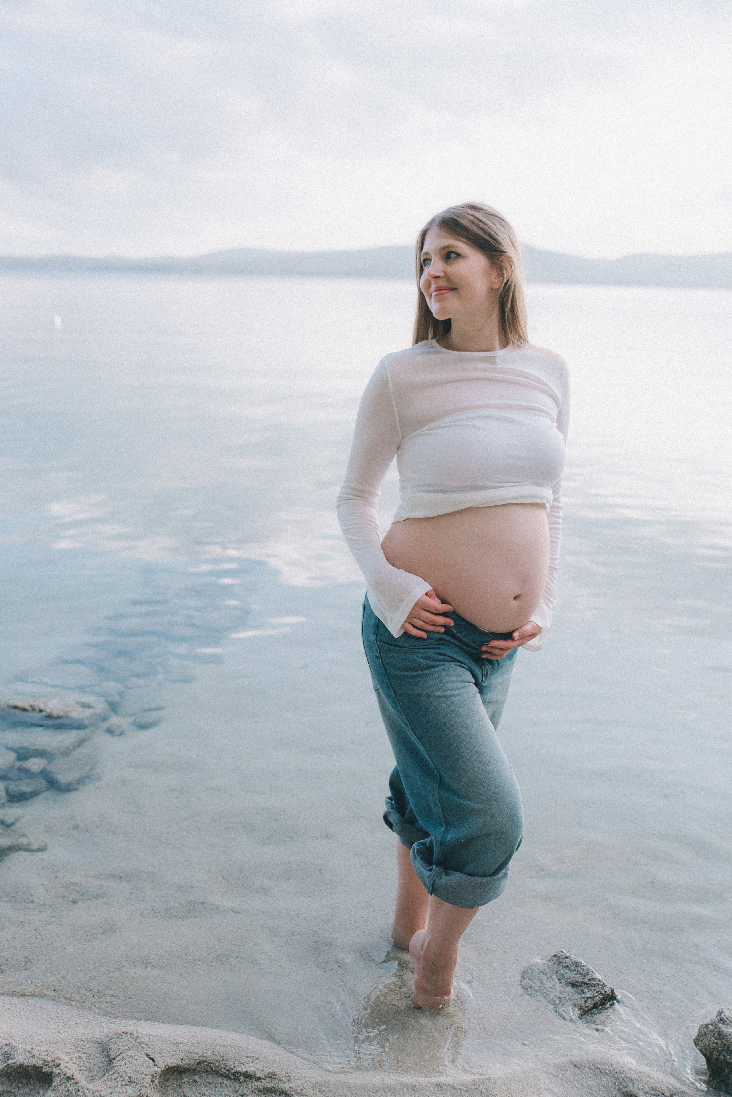 девушка в белом стоит в воде