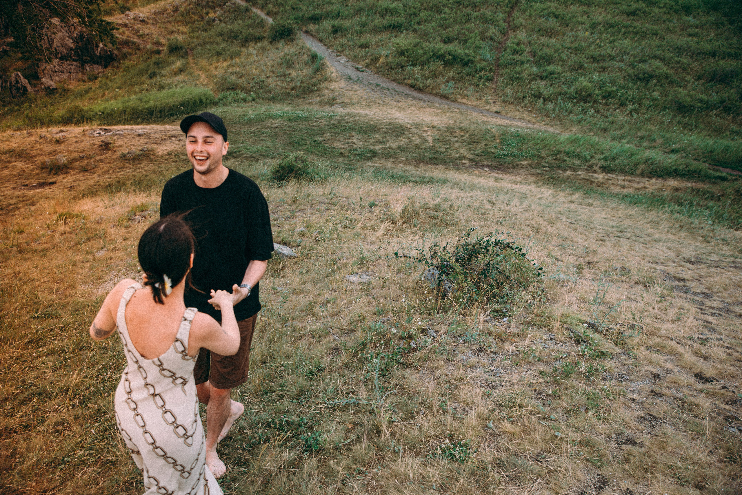 лавстори пара держится за руки